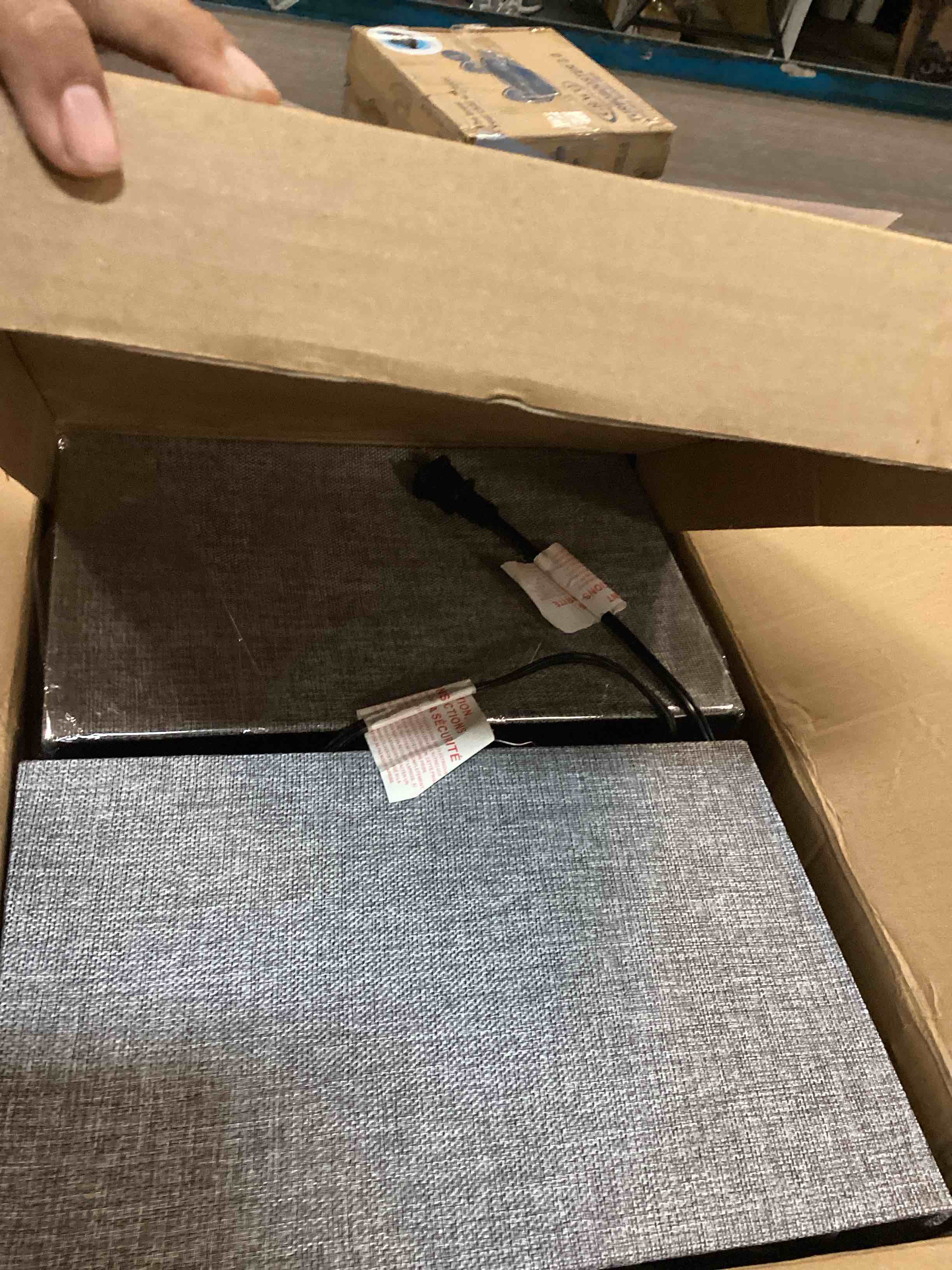 https://s3.amazonaws.com/lotting-images-prod/bidfta/PNK0518820_1730335816504.jpeg