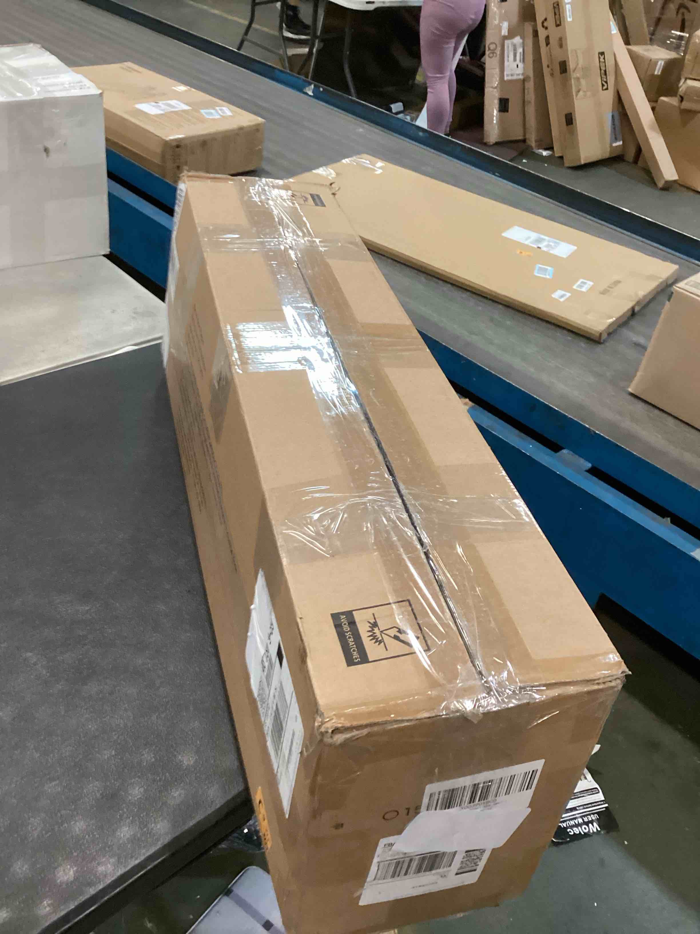 https://s3.amazonaws.com/lotting-images-prod/bidfta/PNK0522202_1731112825231.jpeg