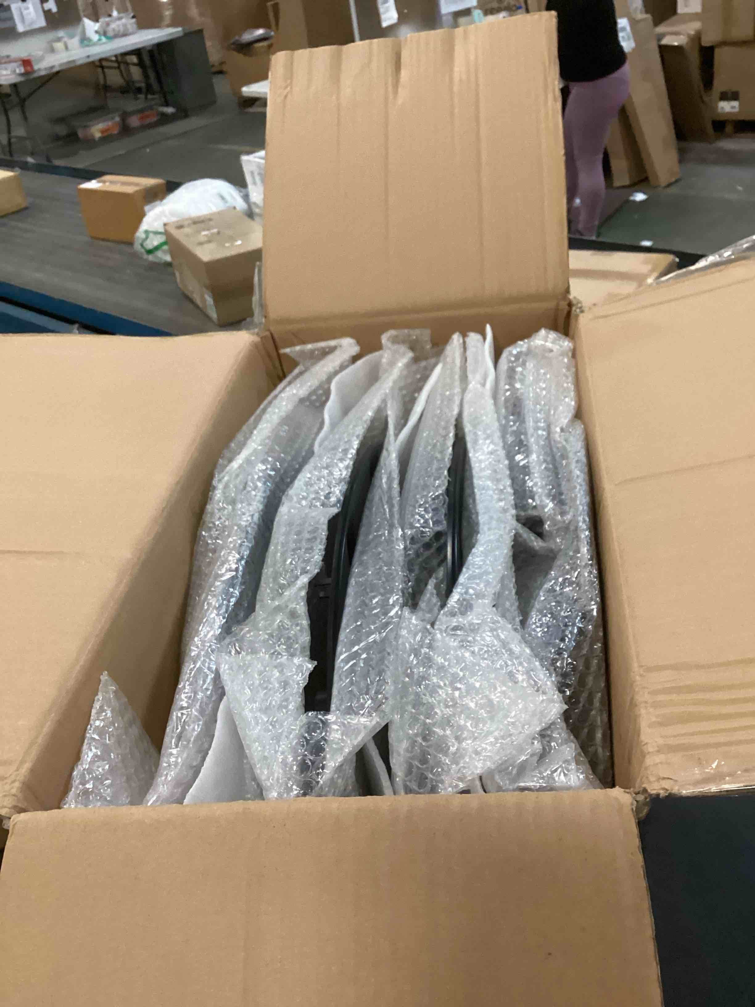 https://s3.amazonaws.com/lotting-images-prod/bidfta/PNK0522227_1731109402450.jpeg