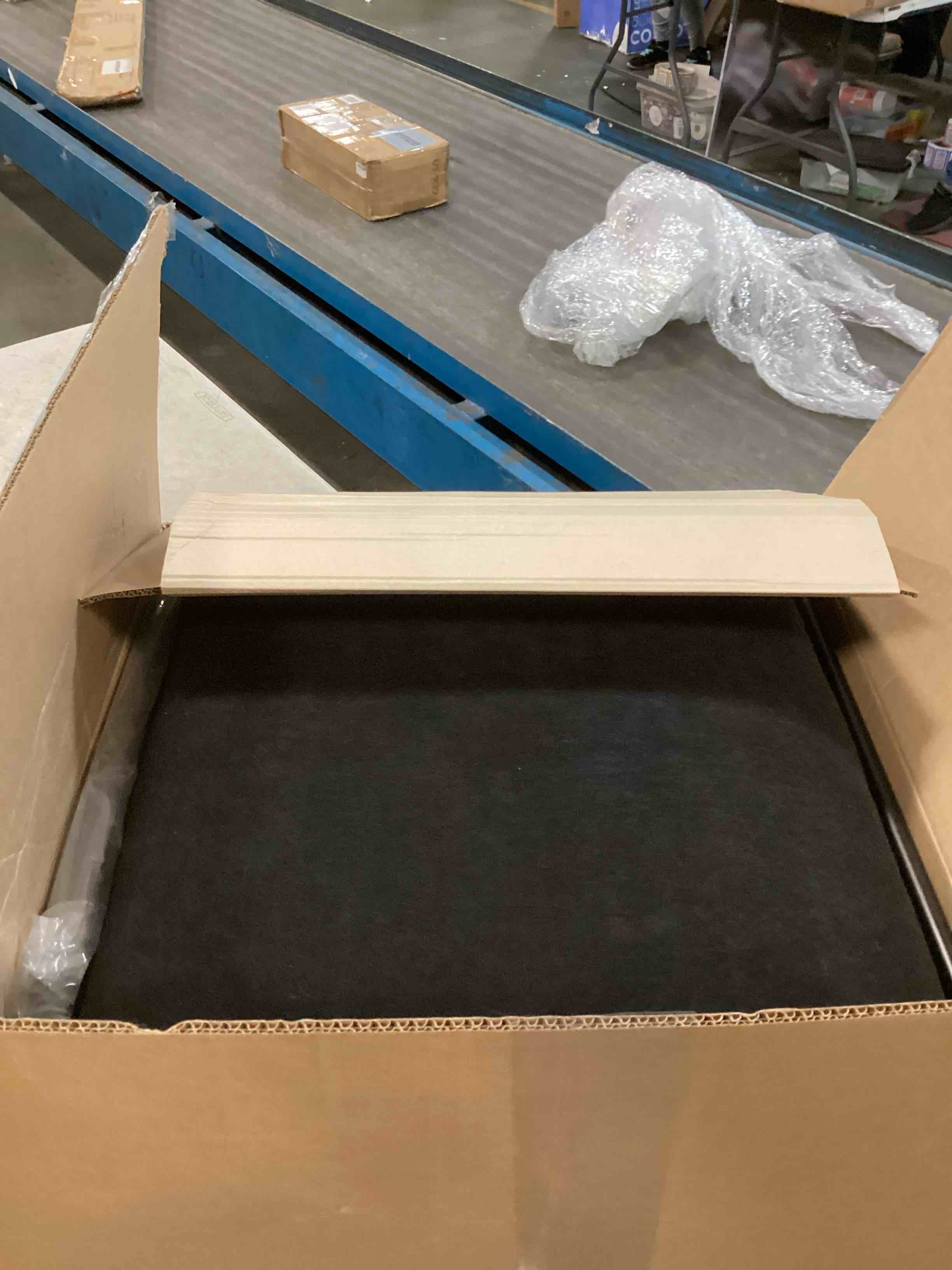 https://s3.amazonaws.com/lotting-images-prod/bidfta/PNK0522703_1730760096660.jpeg