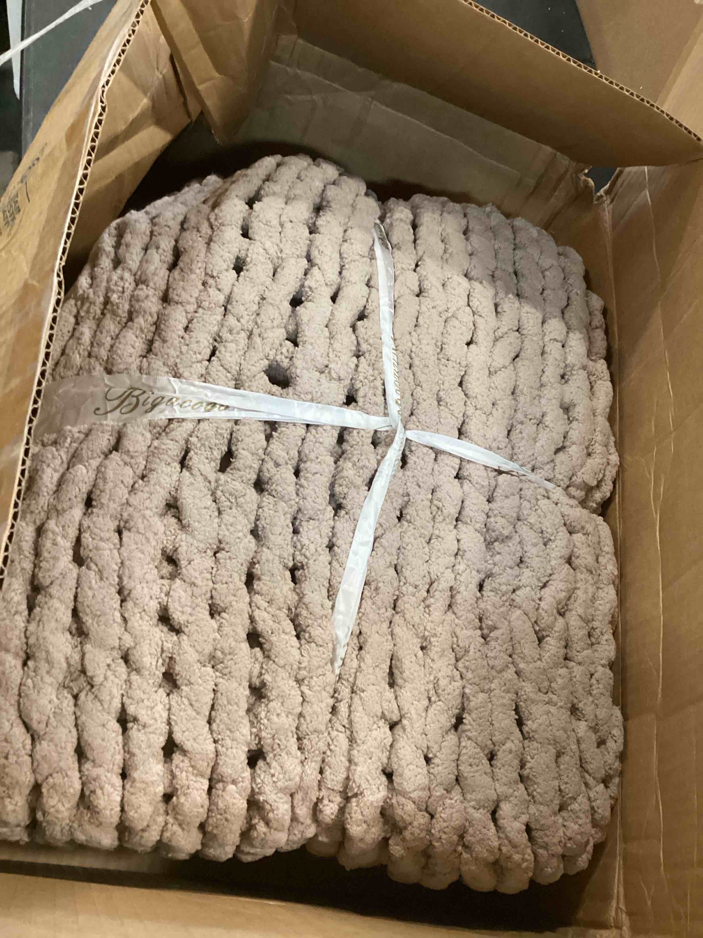 https://s3.amazonaws.com/lotting-images-prod/bidfta/PNK0527307_1729953290920.jpeg