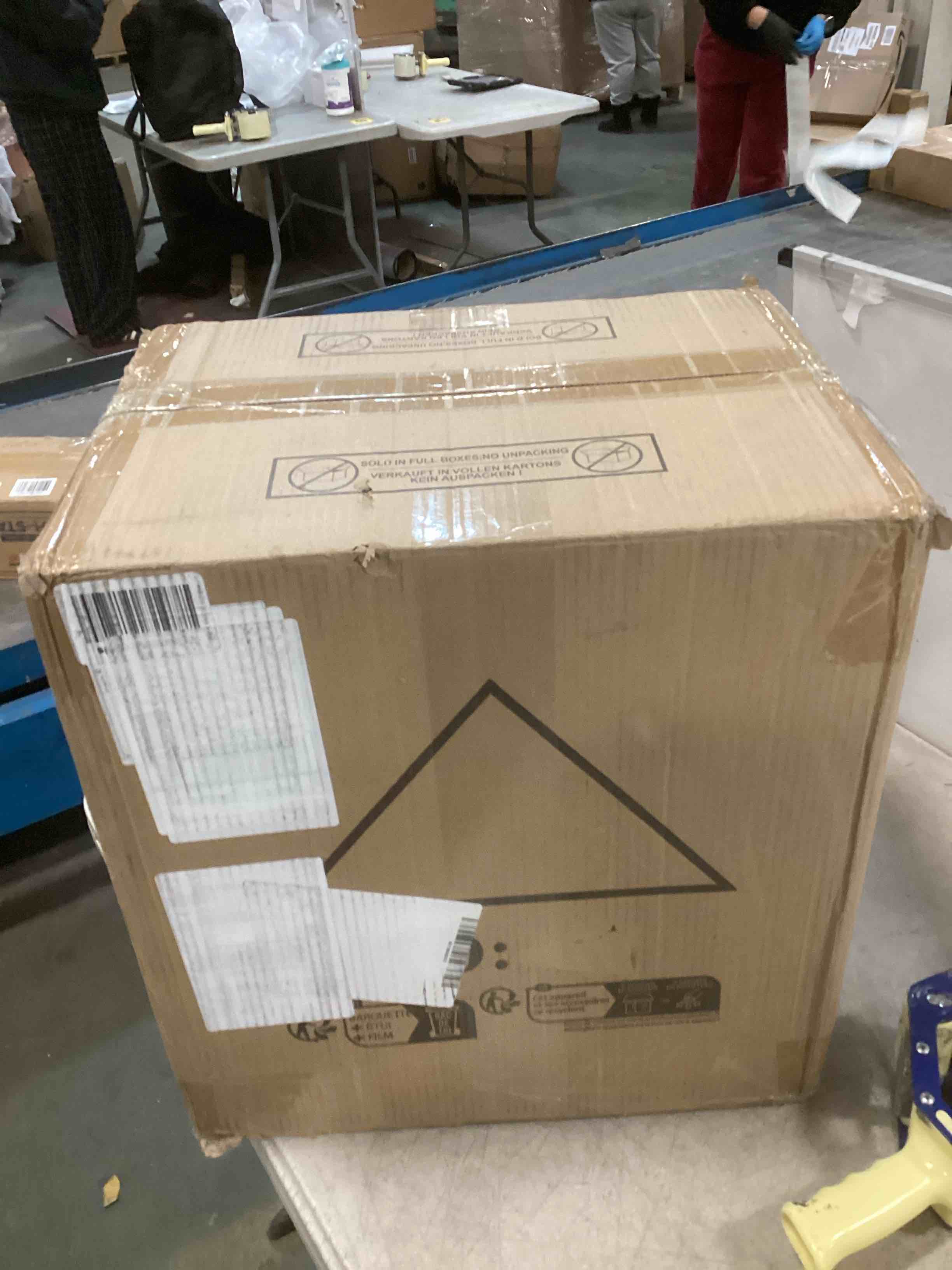 https://s3.amazonaws.com/lotting-images-prod/bidfta/PNK1200943_1736859877183.jpeg