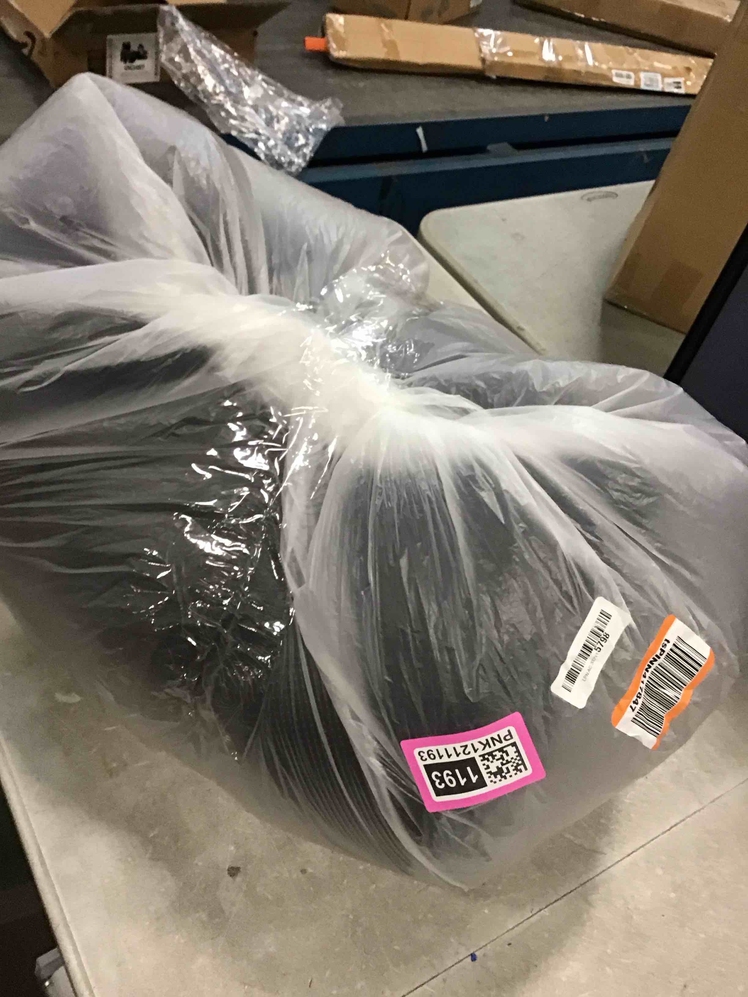 https://s3.amazonaws.com/lotting-images-prod/bidfta/PNK1211193_1732119344968.jpeg