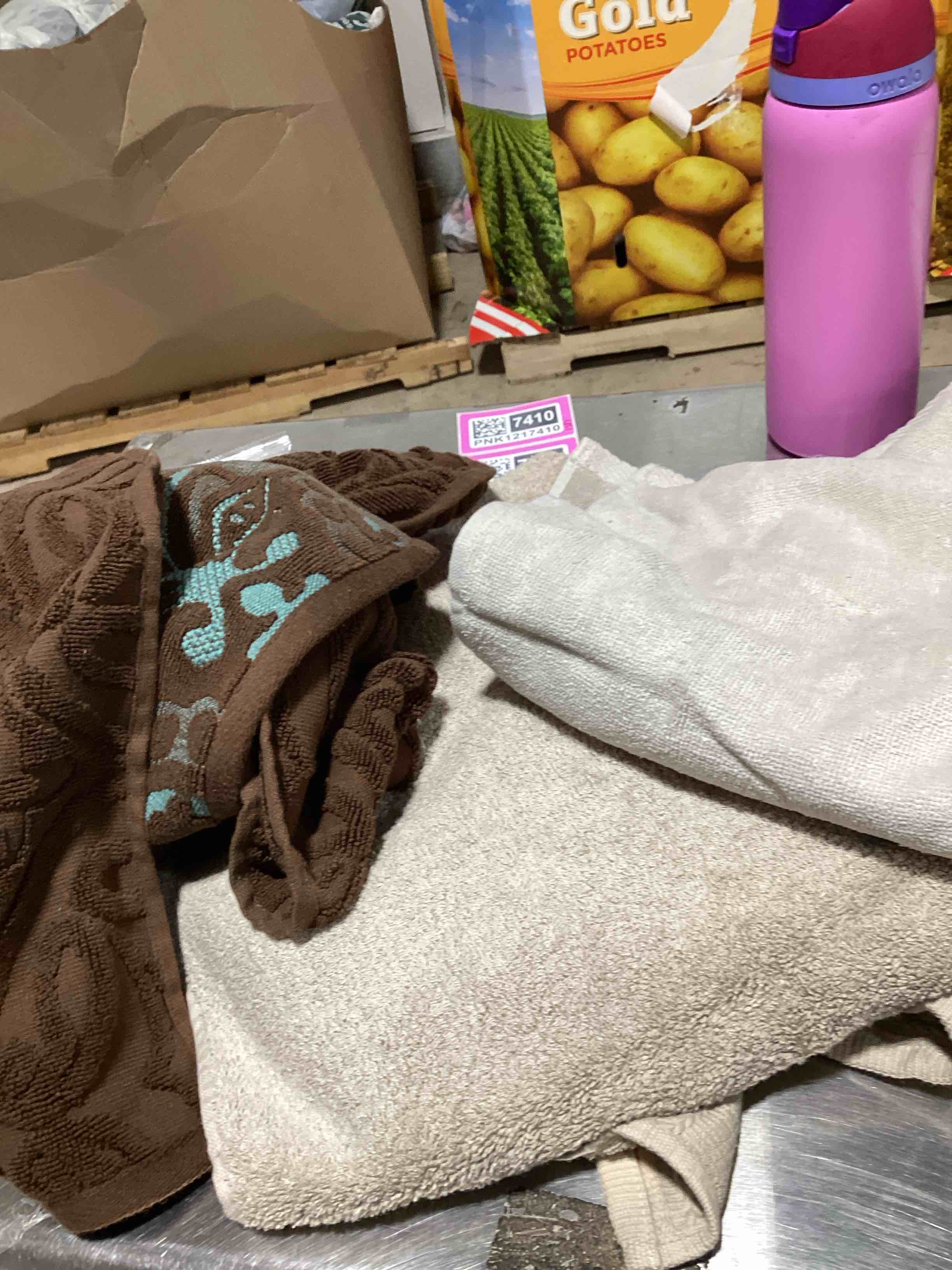 Assorted bathroom items 