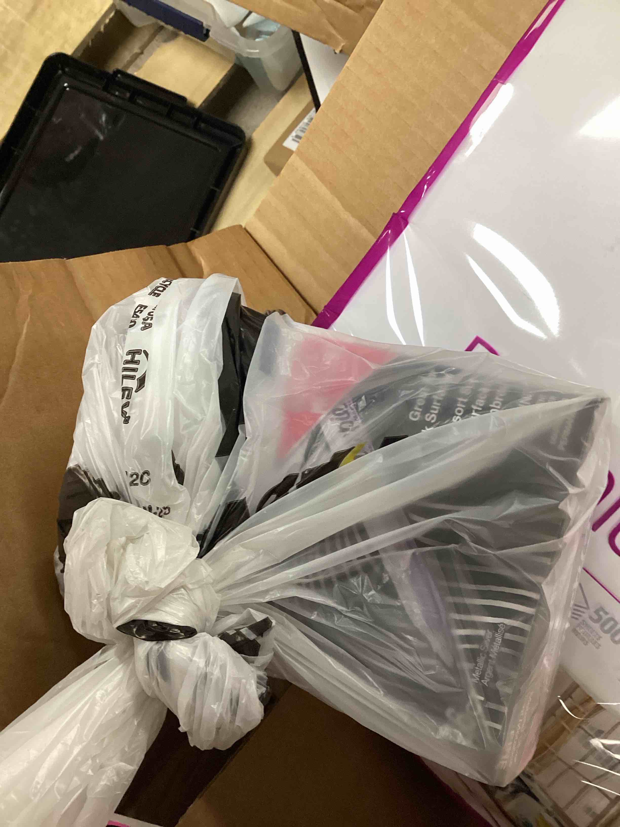 https://s3.amazonaws.com/lotting-images-prod/bidfta/PNK1224293_1746302135575.jpeg