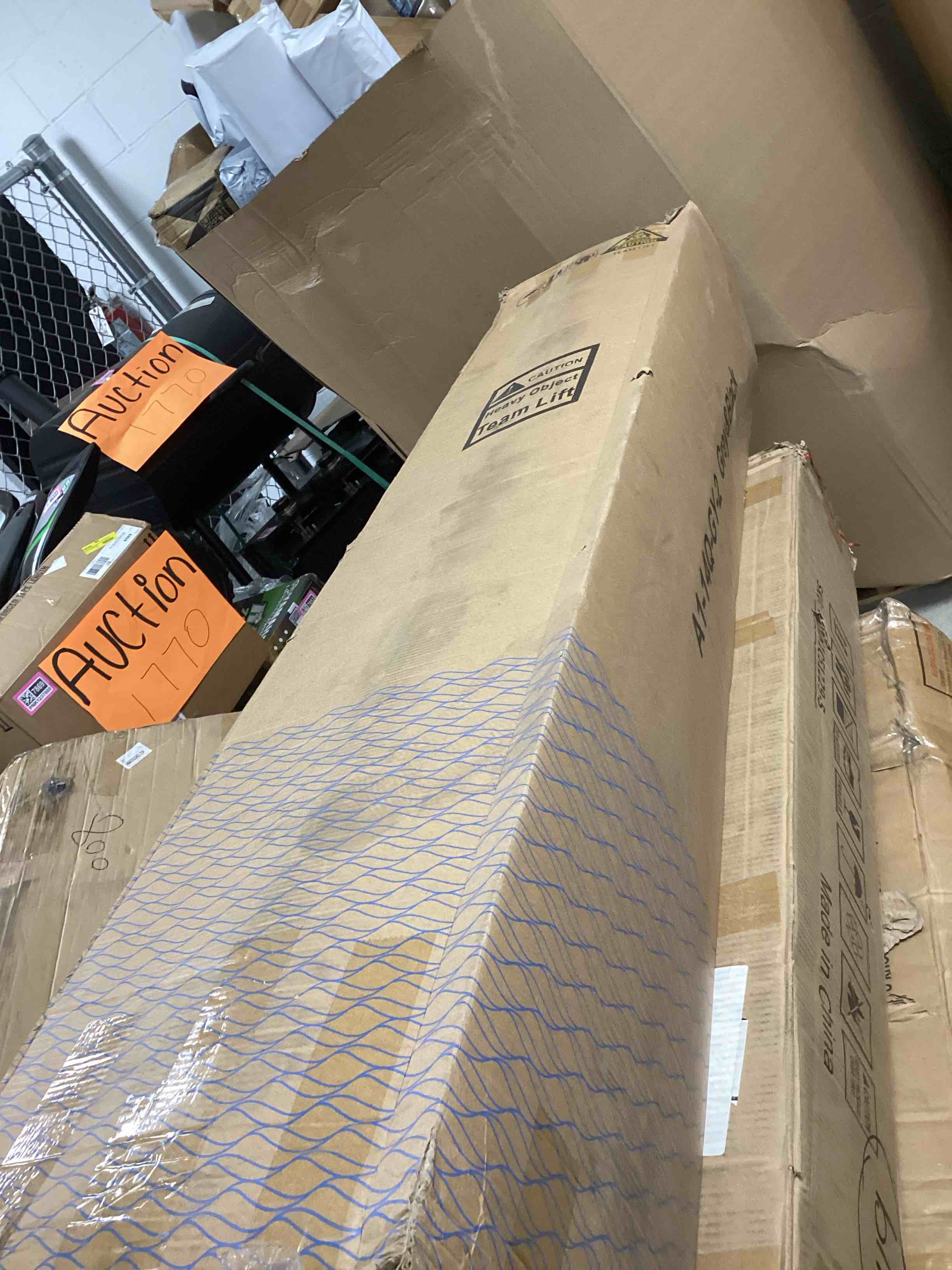 https://s3.amazonaws.com/lotting-images-prod/bidfta/PNK1229537_1760623114243.jpeg