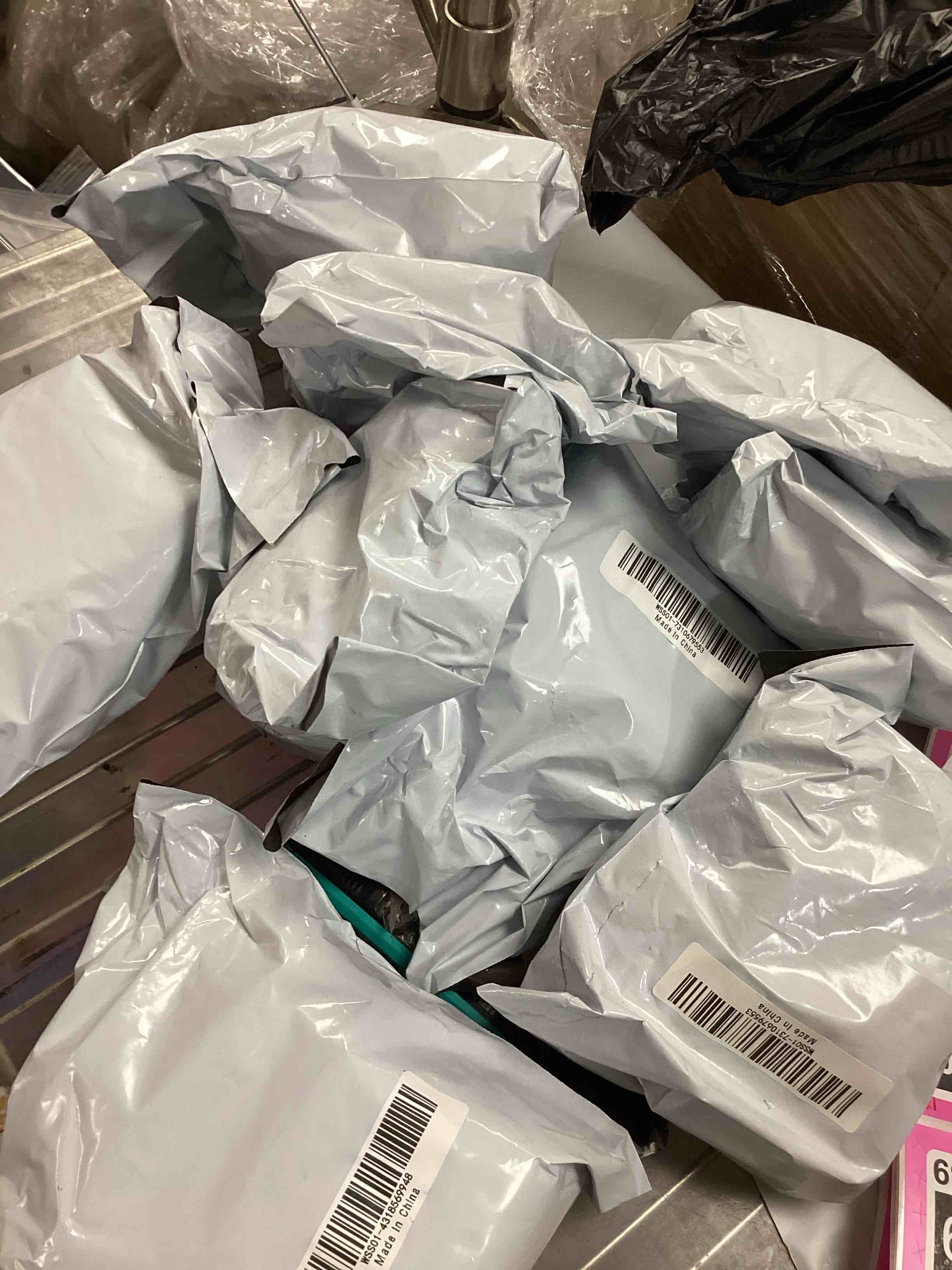 https://s3.amazonaws.com/lotting-images-prod/bidfta/PNK1229740_1760985450781.jpeg