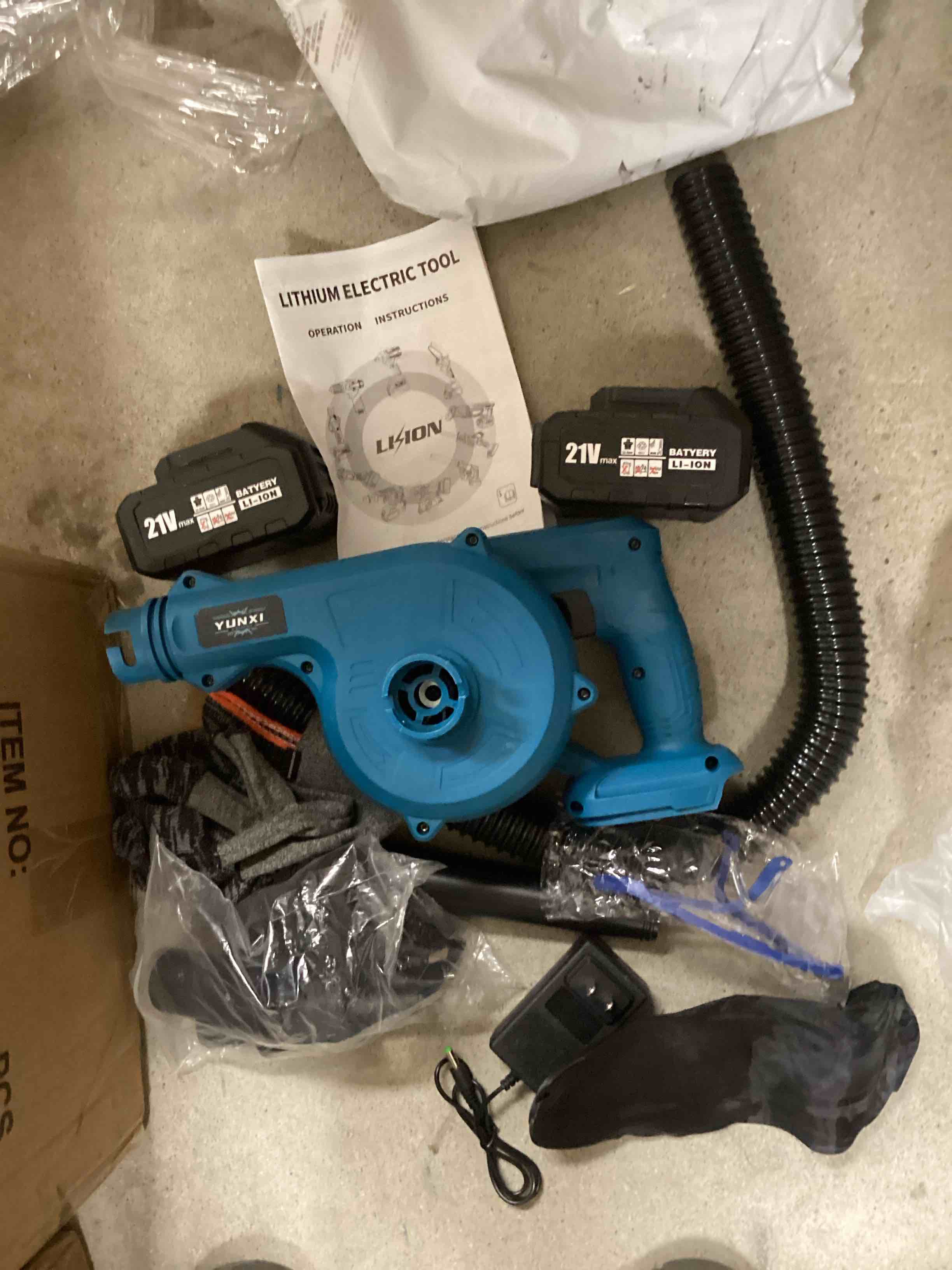 YUNXI blower with attachment gloves 221 V batteries, charger safety glasses
