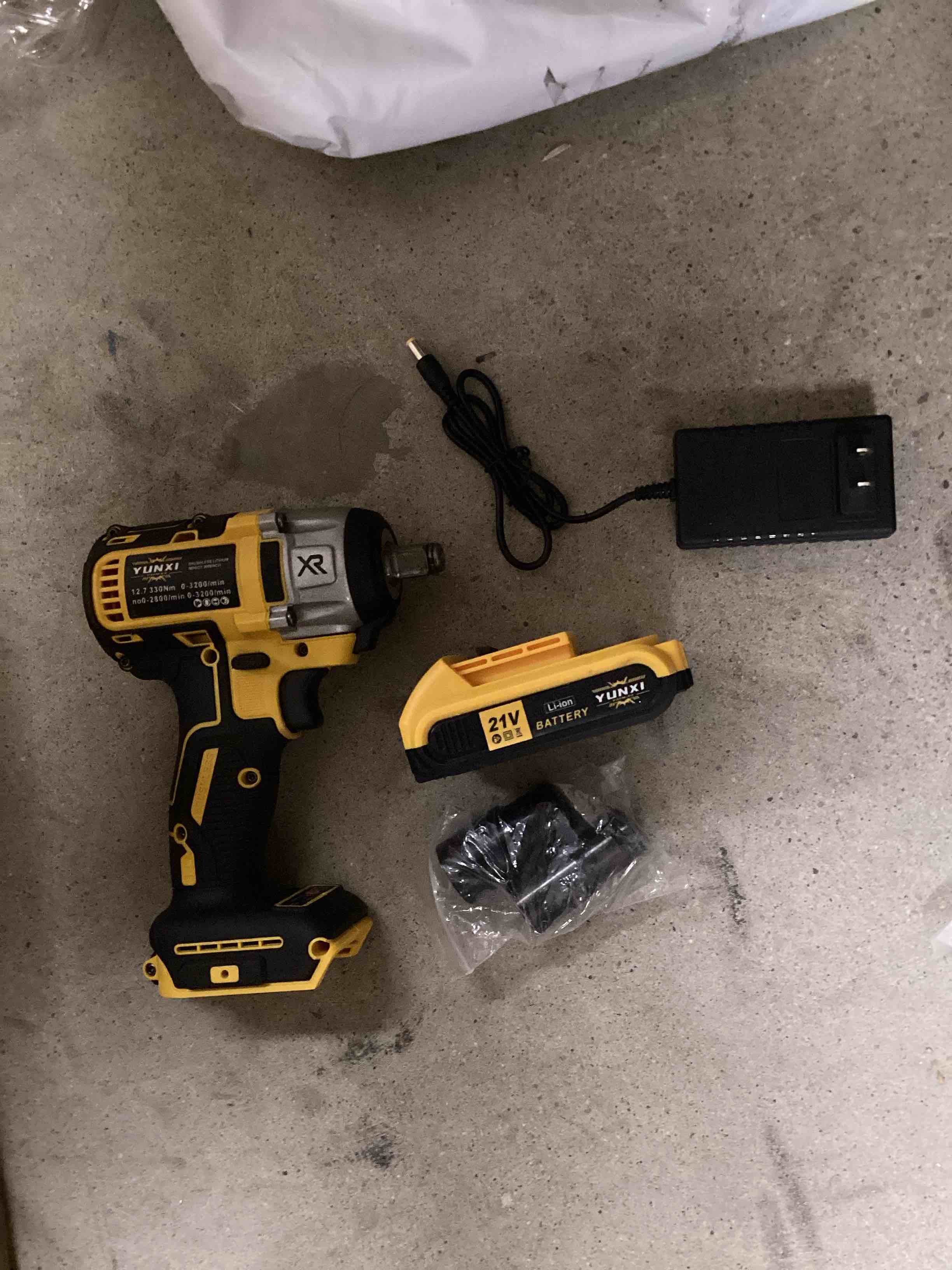 YUNXI impact gun with 21 V battery charger and two sockets