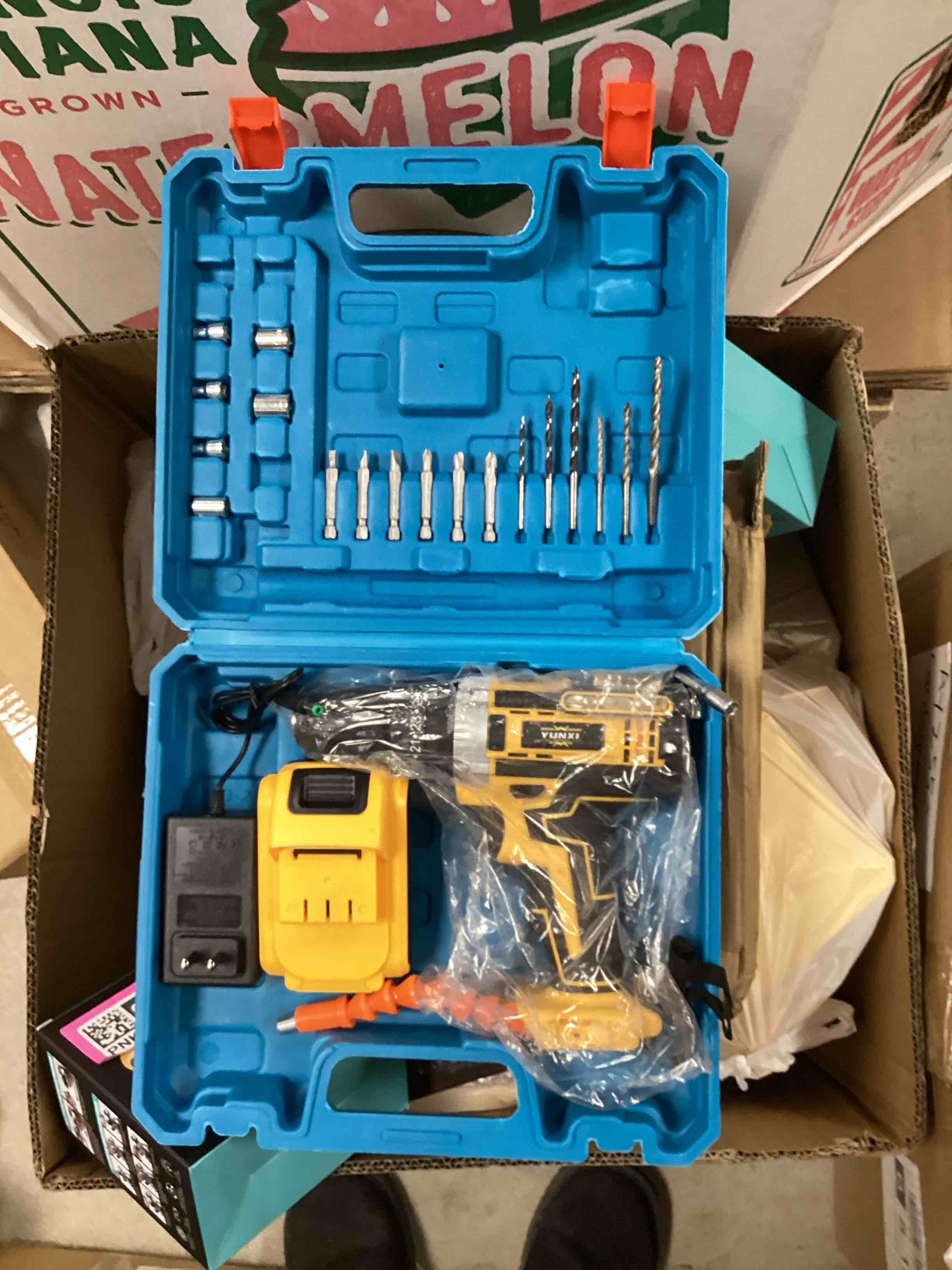 YUNXI drill set with charger and 21 V lithium battery with carrying case