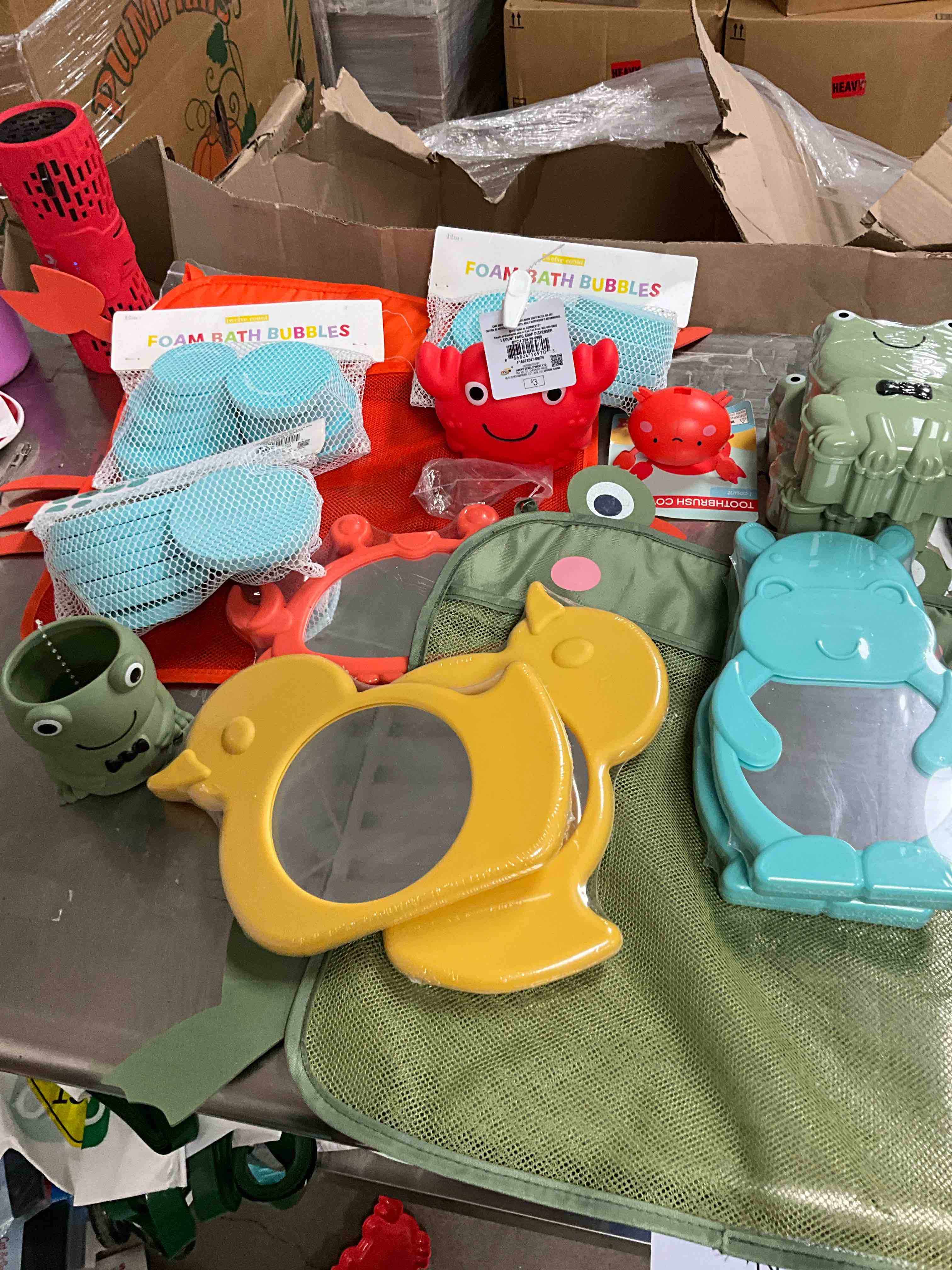 ASSORTED BATHROOM ITEMS 15 items 