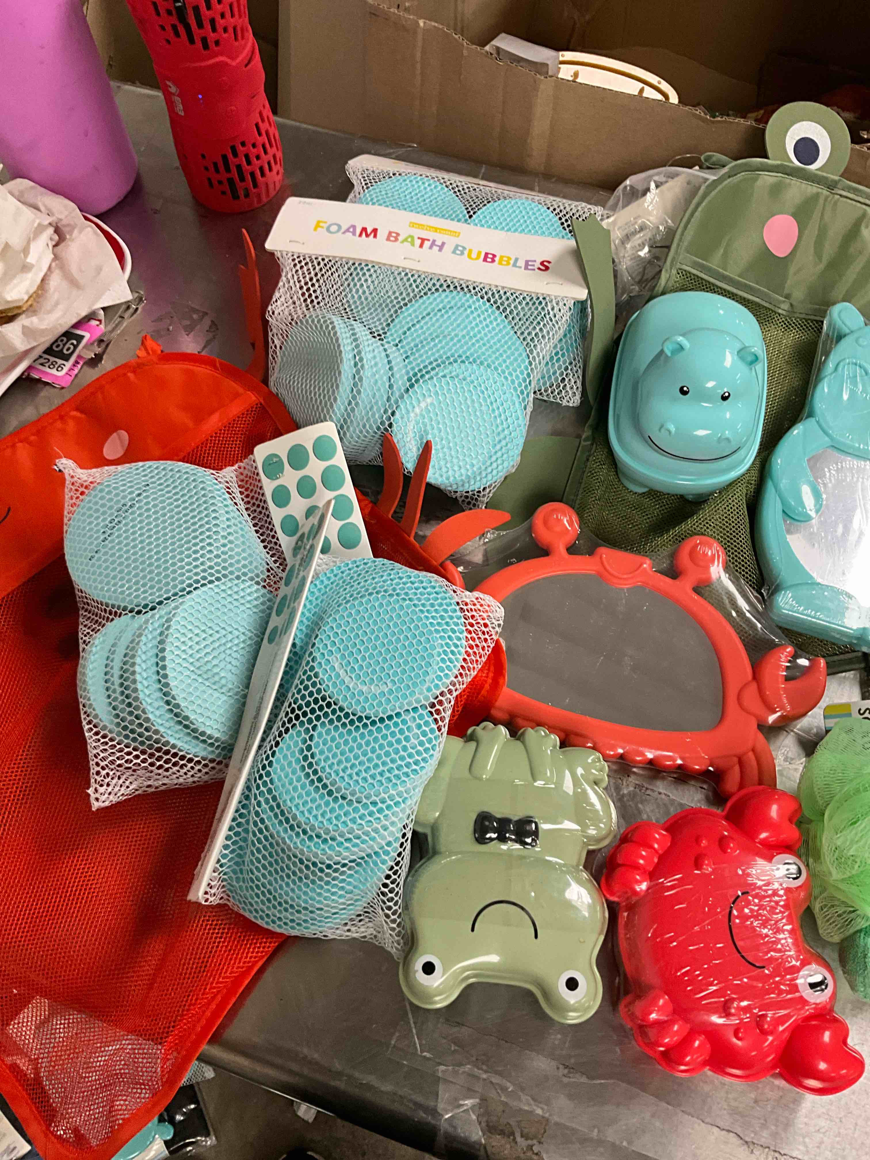 ASSORTED BATHROOM ITEMS 15 items 