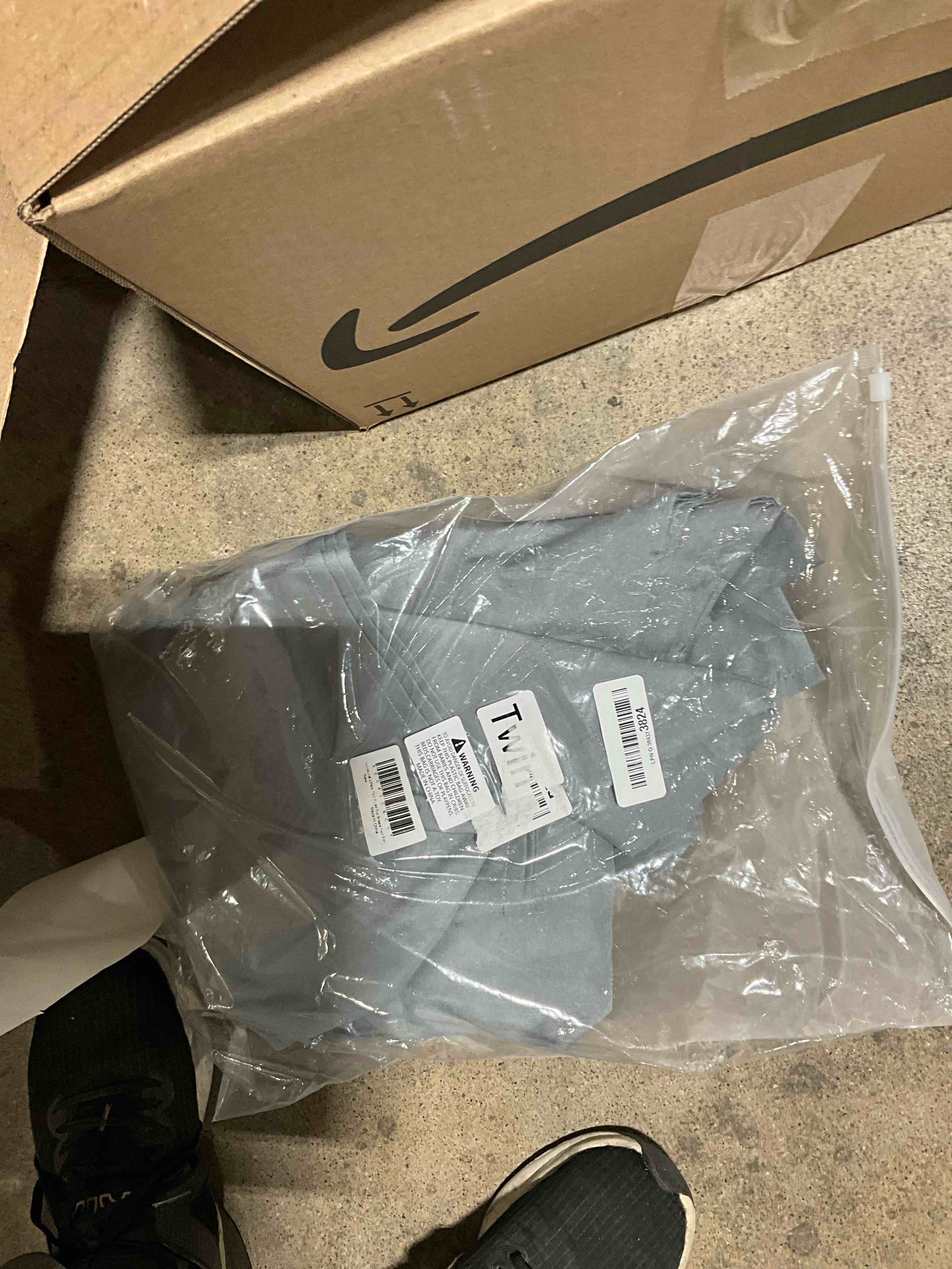 https://s3.amazonaws.com/lotting-images-prod/bidfta/PNK1237641_1760110861469.jpeg