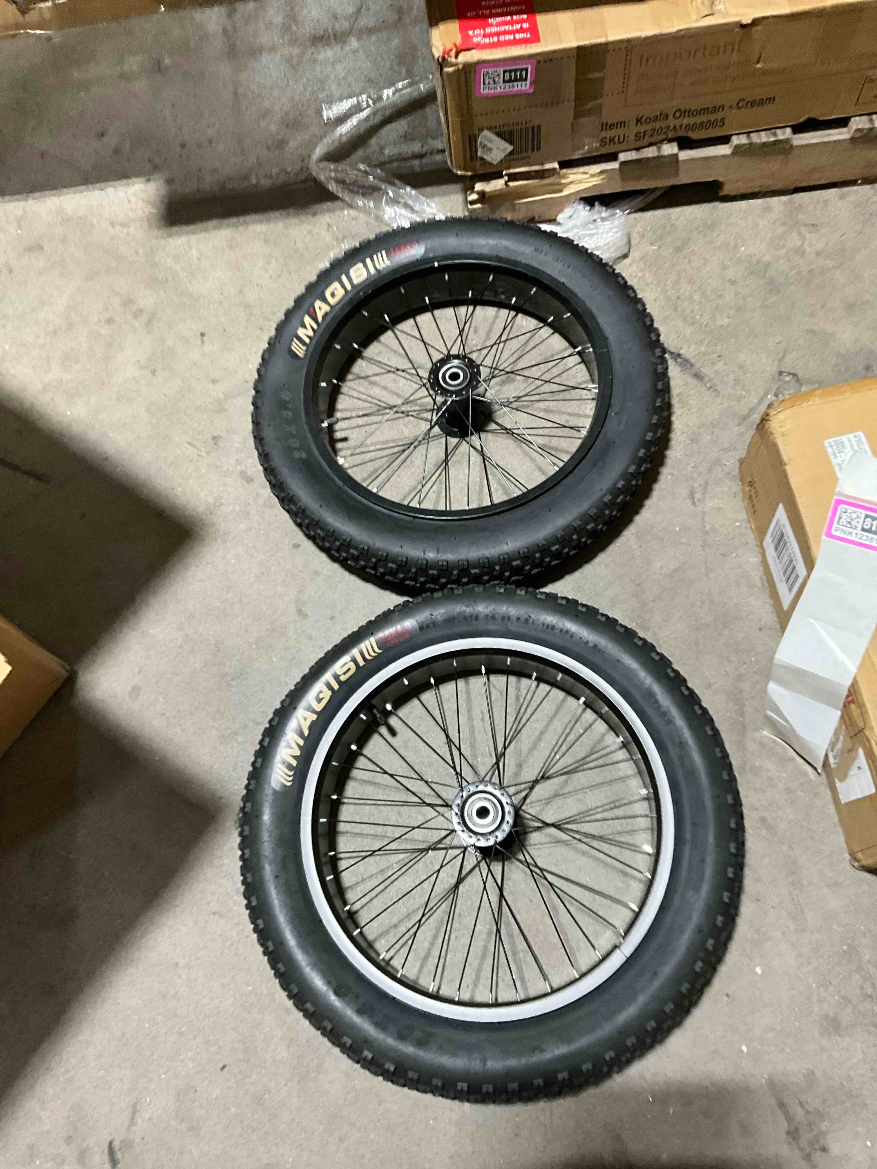 MAQISI TIRES SET OF 2 (20X4.0)