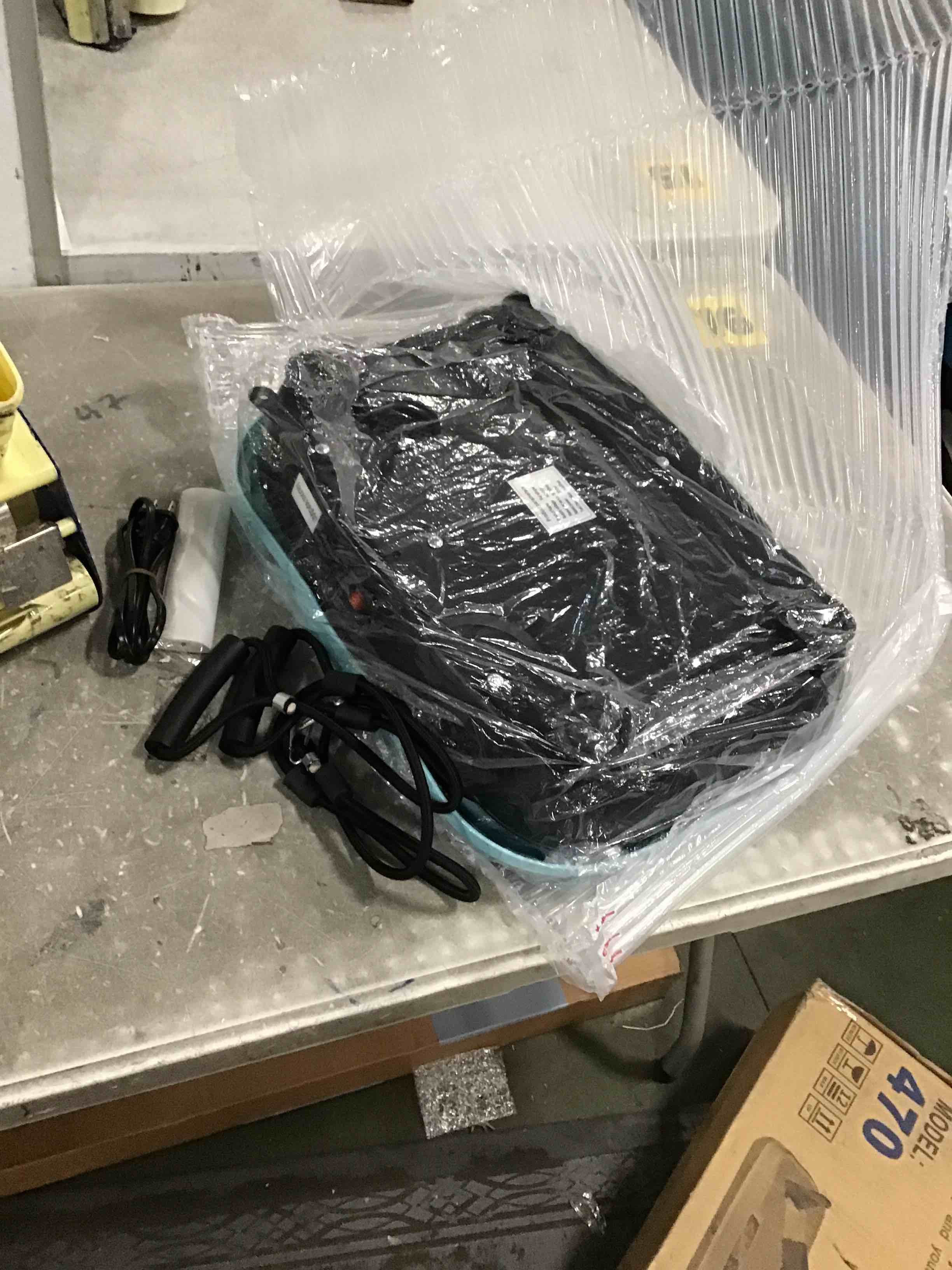 https://s3.amazonaws.com/lotting-images-prod/bidfta/PNK1261027_1734531915642.jpeg