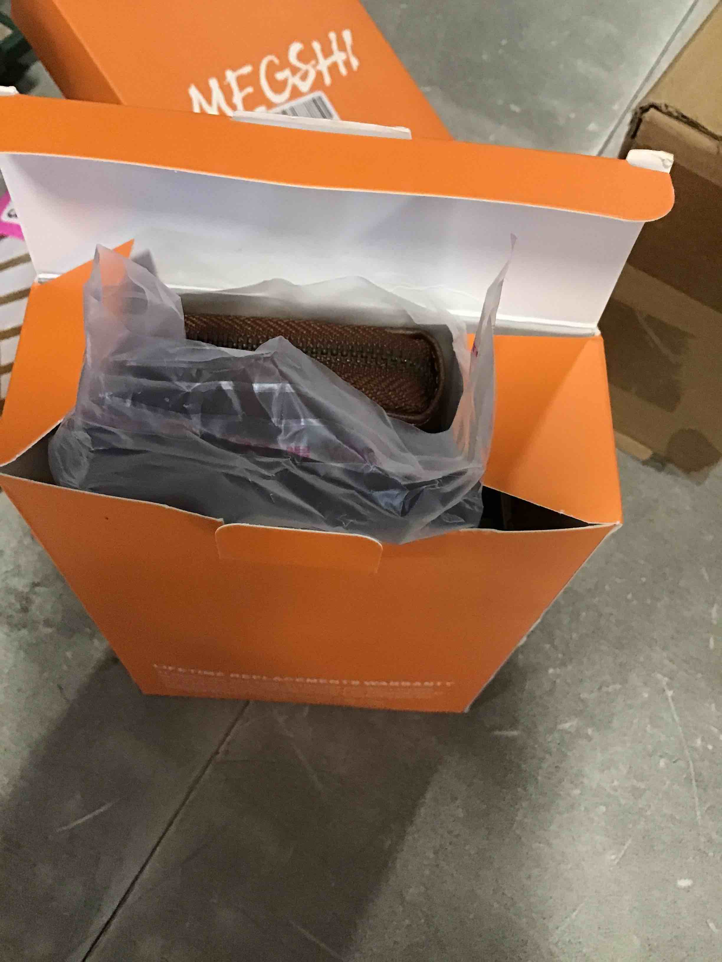https://s3.amazonaws.com/lotting-images-prod/bidfta/PNK1267274_1733765915526.jpeg