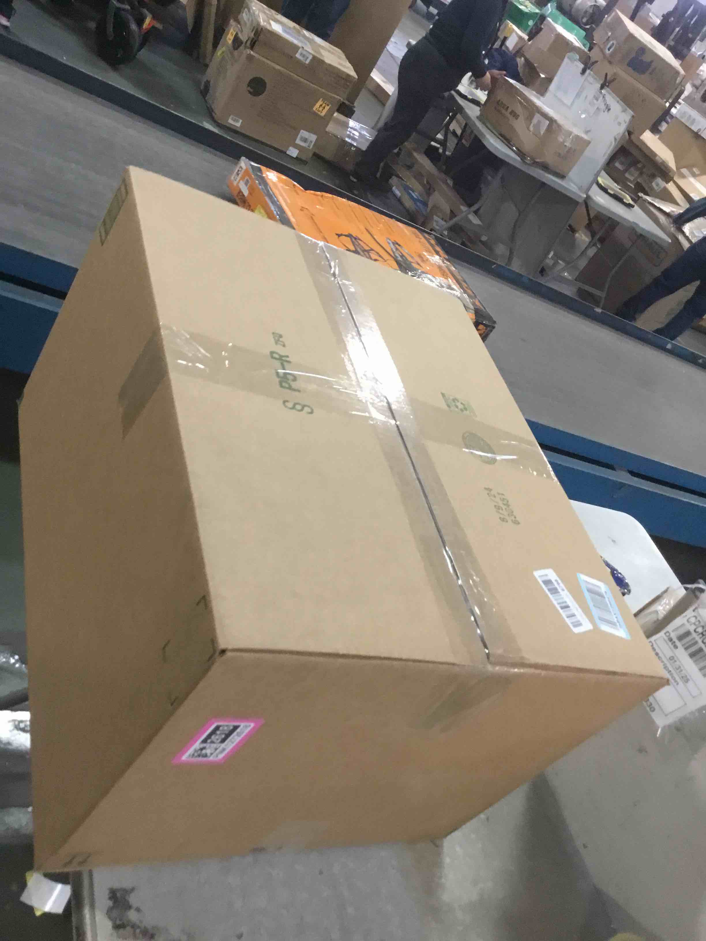 https://s3.amazonaws.com/lotting-images-prod/bidfta/PNK1272618_1738594431536.jpeg