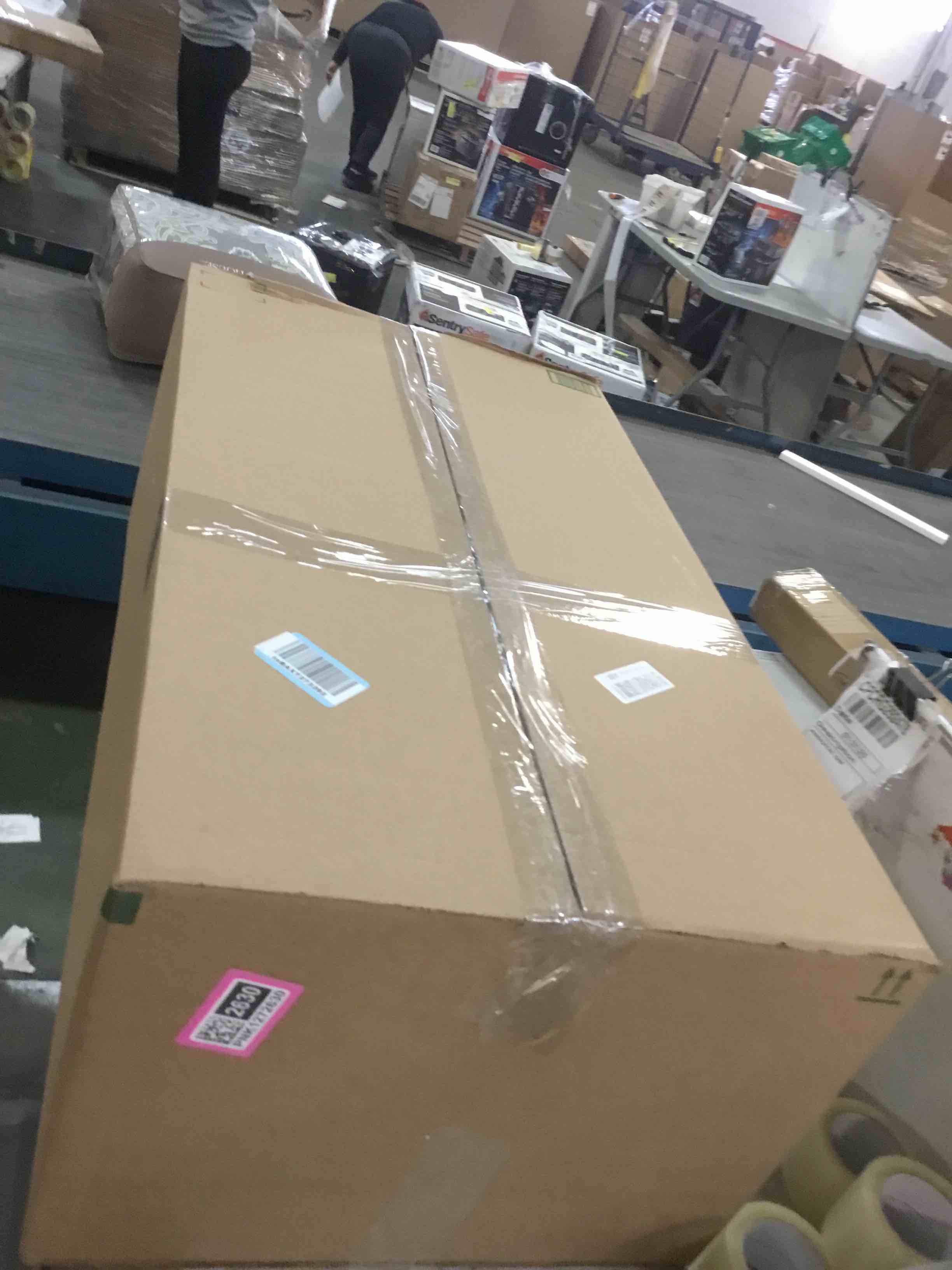 https://s3.amazonaws.com/lotting-images-prod/bidfta/PNK1272630_1738596874796.jpeg