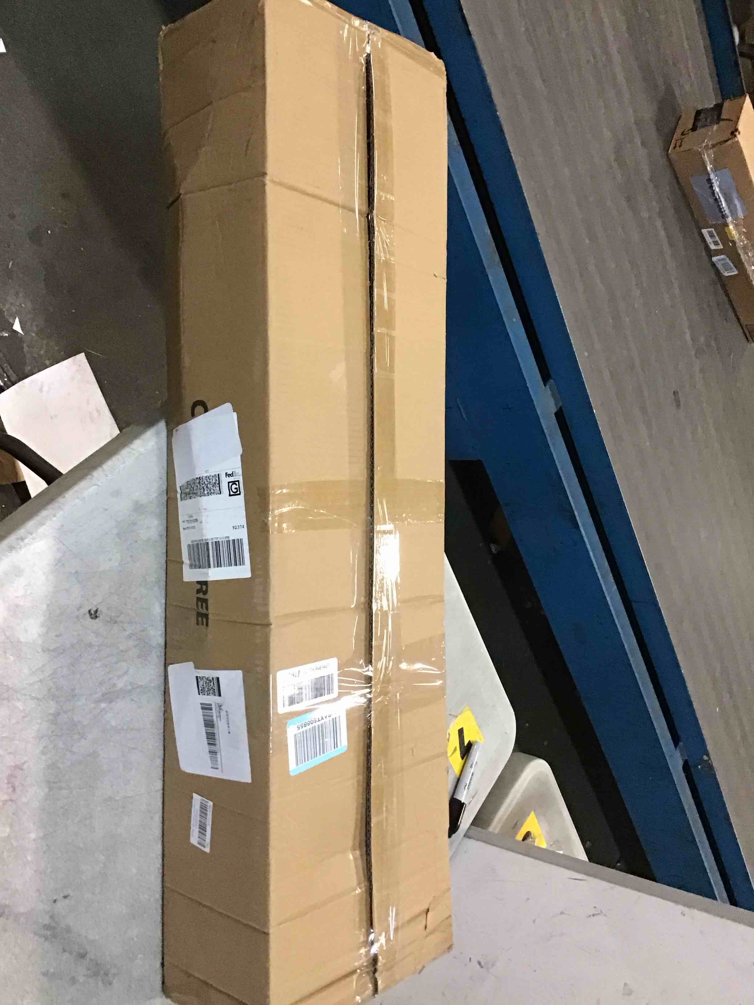 https://s3.amazonaws.com/lotting-images-prod/bidfta/PNK1277706_1735280030177.jpeg