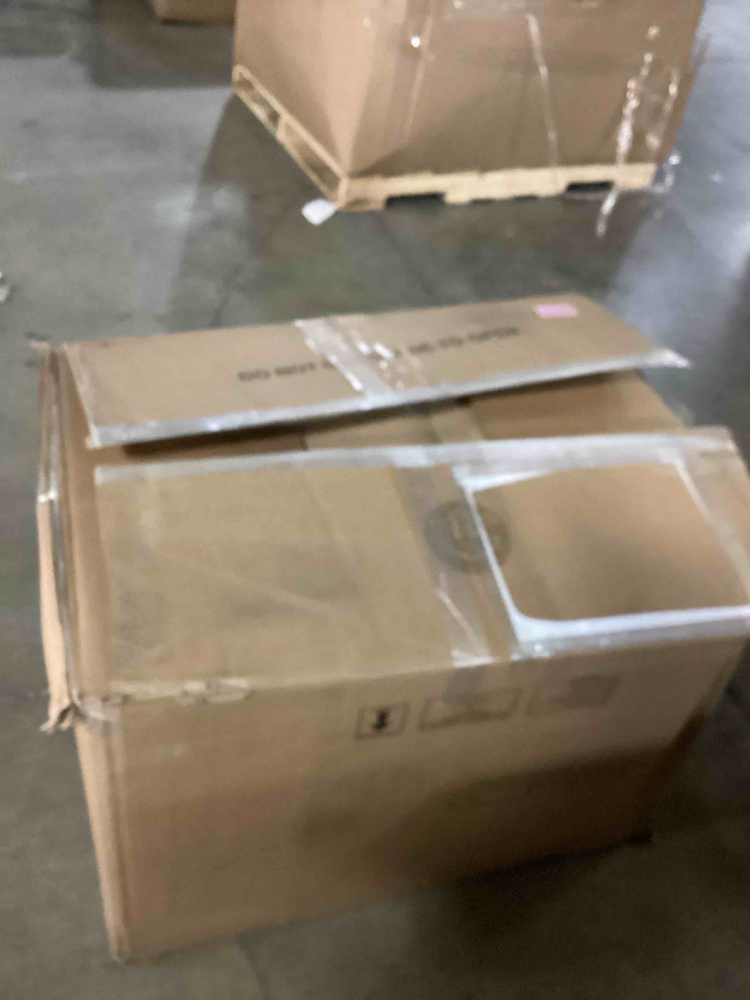 https://s3.amazonaws.com/lotting-images-prod/bidfta/PNK1288003_1739195673836.jpeg