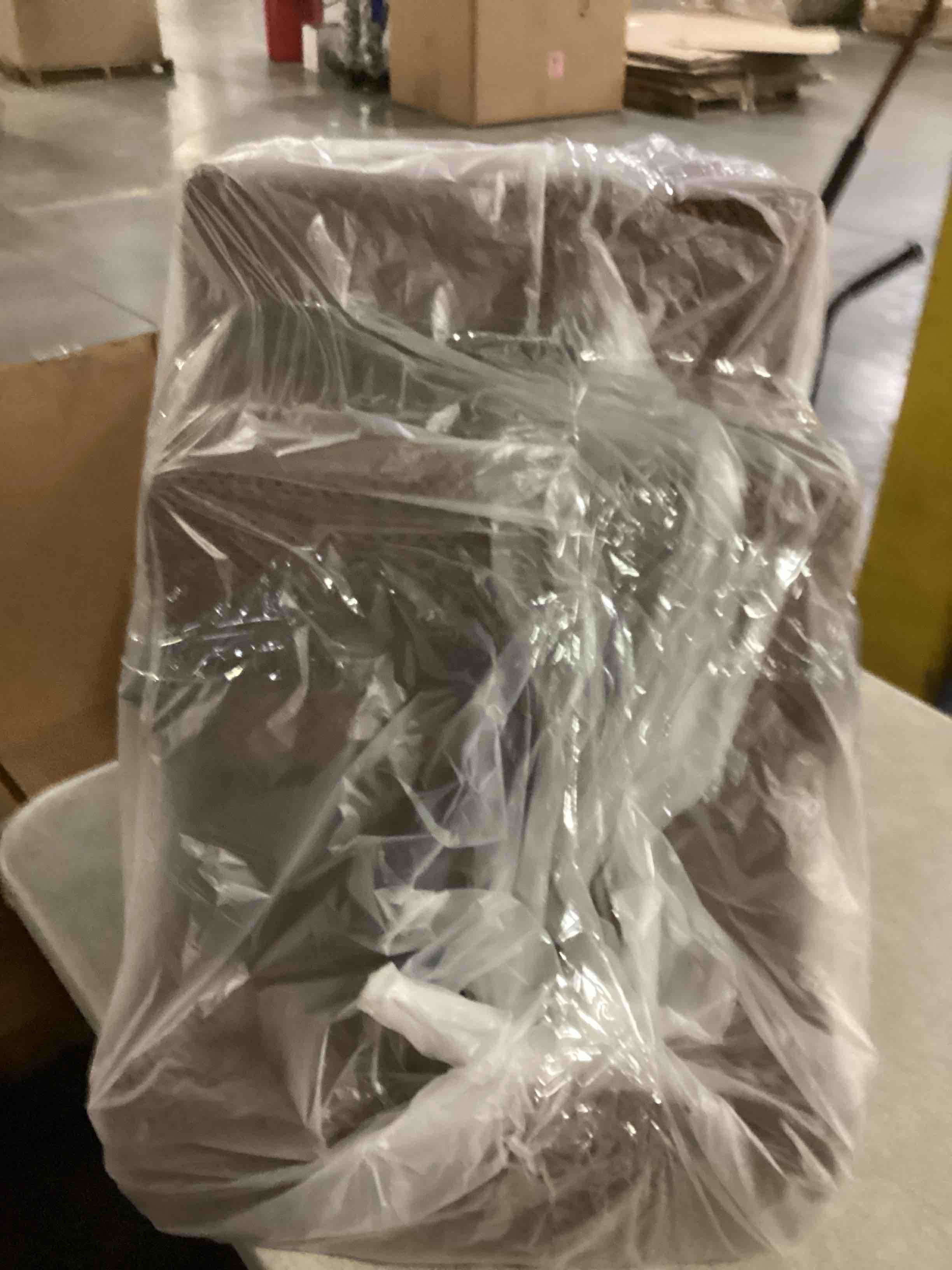 https://s3.amazonaws.com/lotting-images-prod/bidfta/PNK1290127_1740744375109.jpeg