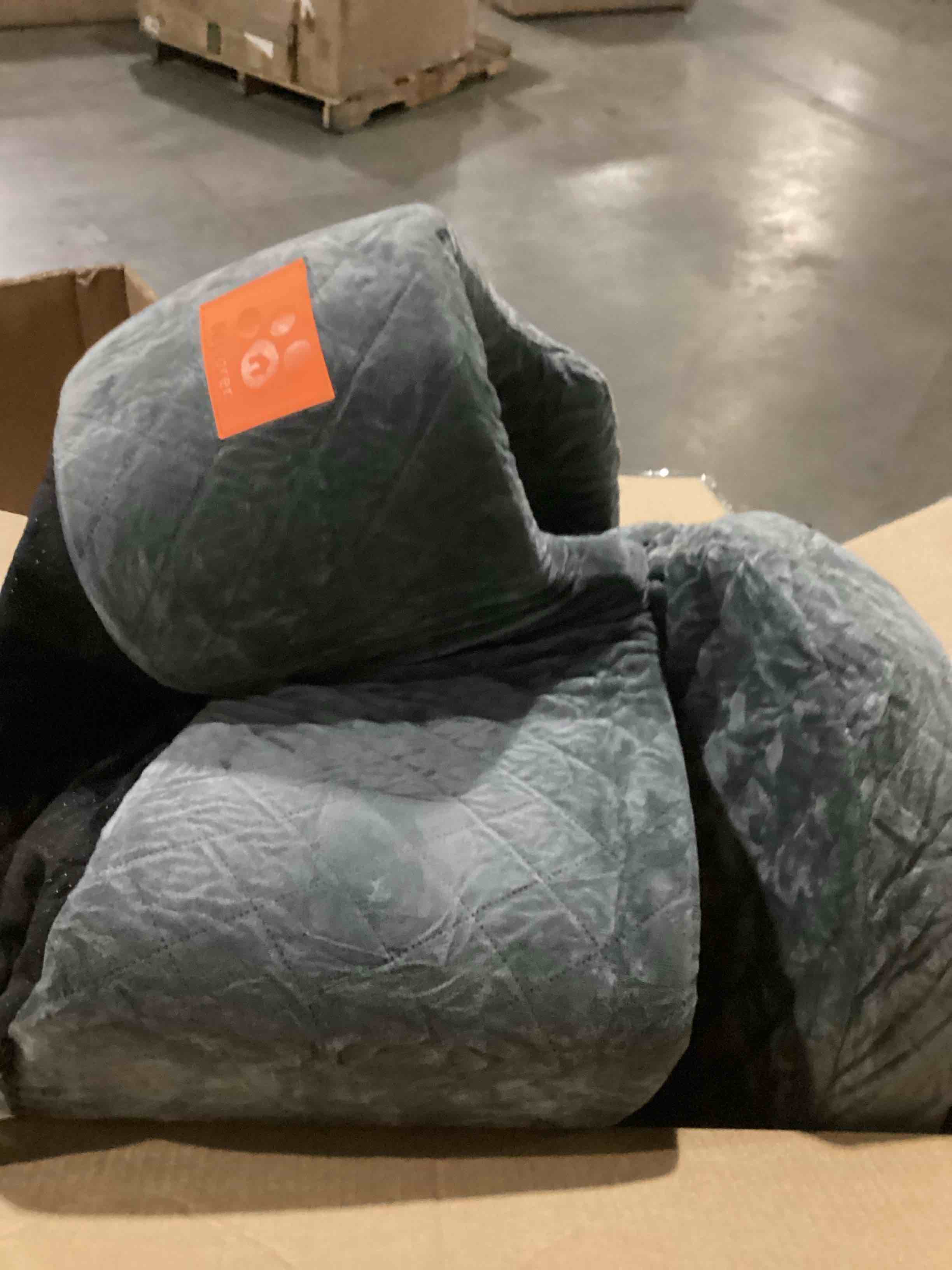 https://s3.amazonaws.com/lotting-images-prod/bidfta/PNK1293504_1741094115141.jpeg