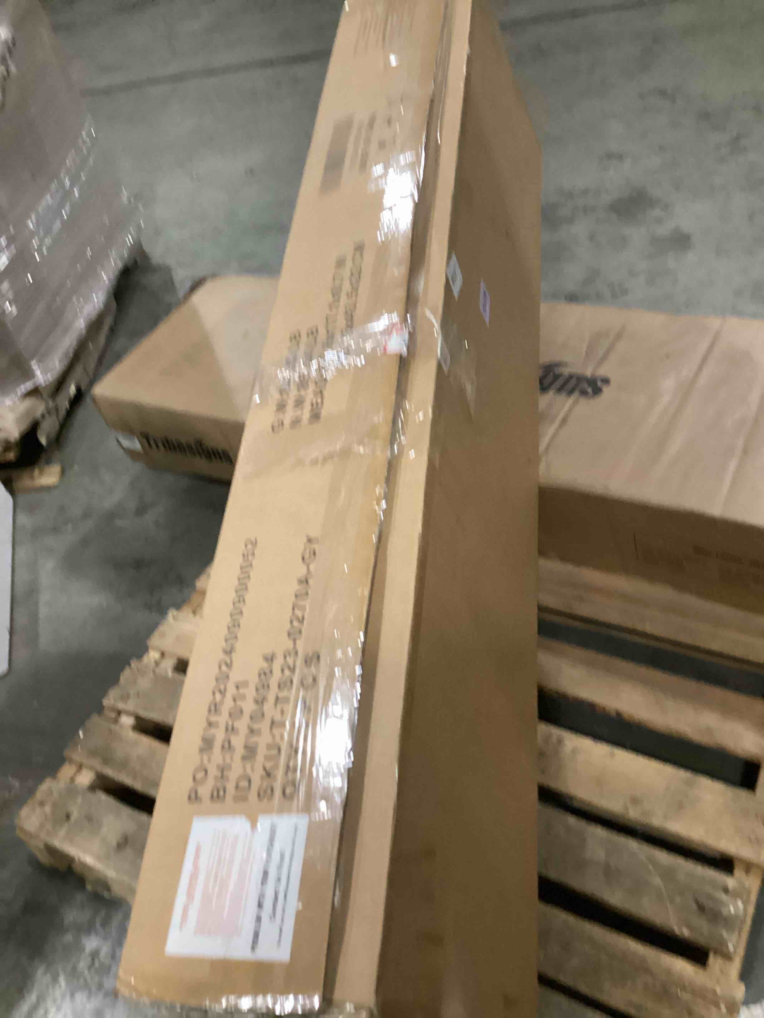 https://s3.amazonaws.com/lotting-images-prod/bidfta/PNK1297621_1740160725576.jpeg
