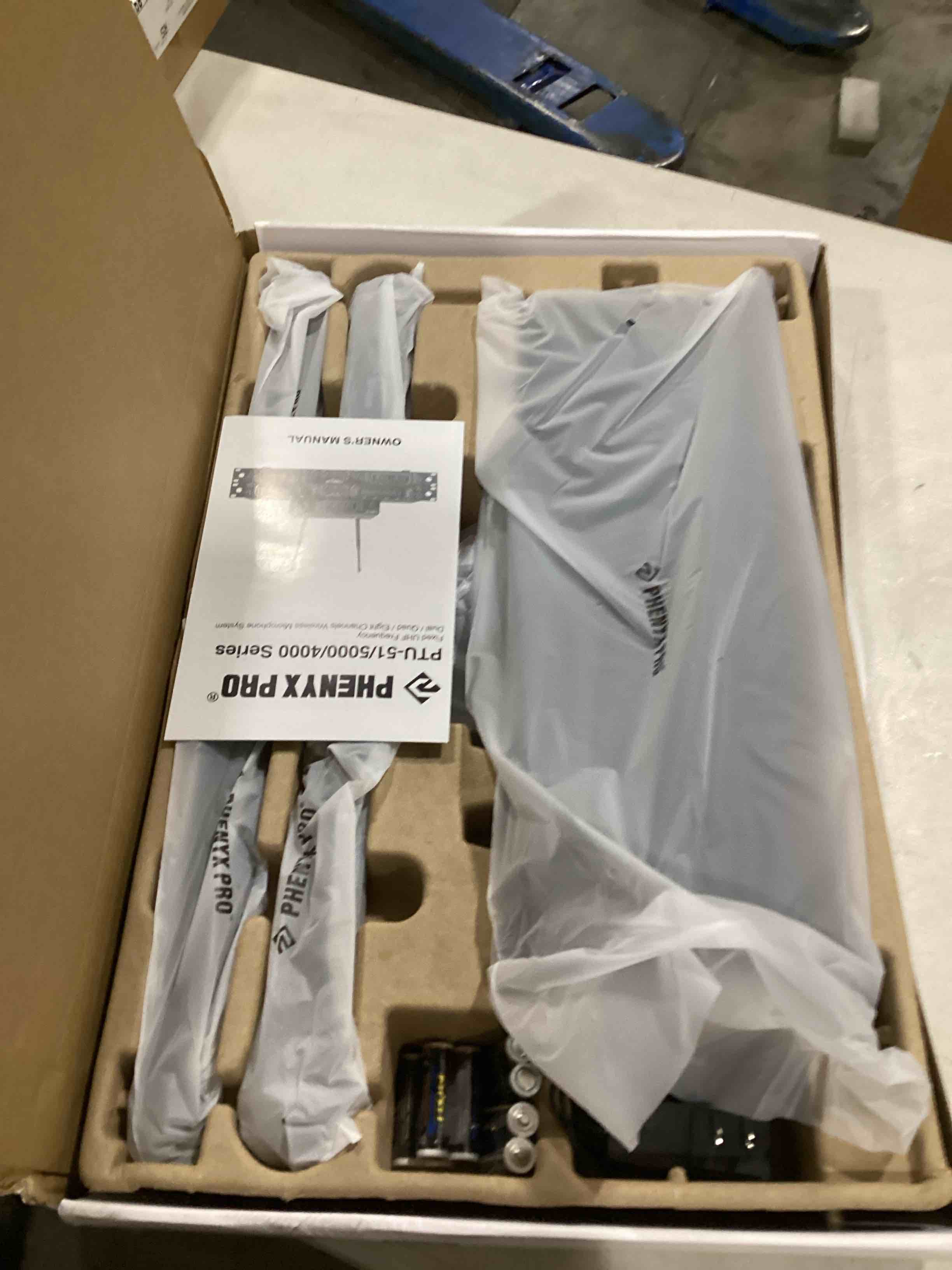 https://s3.amazonaws.com/lotting-images-prod/bidfta/PNK1298361_1741104698851.jpeg