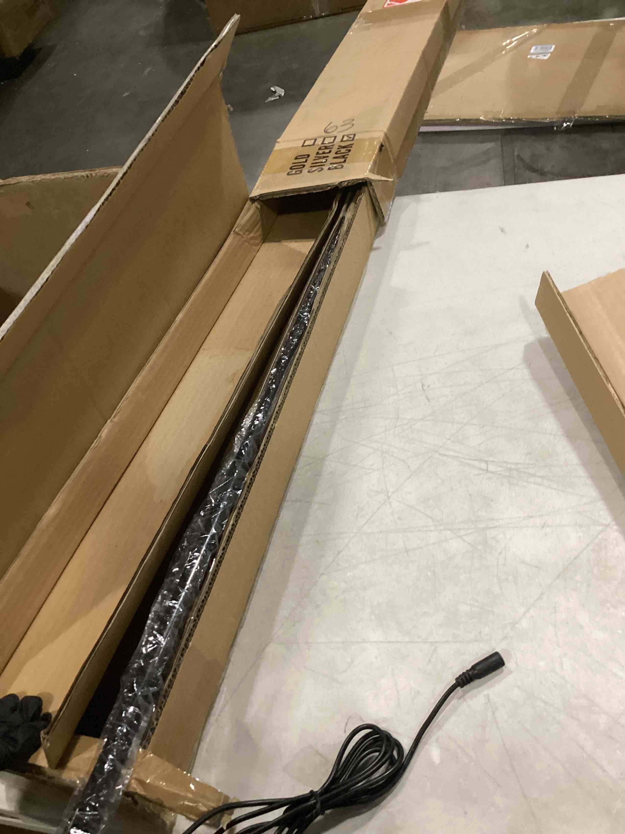 https://s3.amazonaws.com/lotting-images-prod/bidfta/PNK1299922_1742567148609.jpeg
