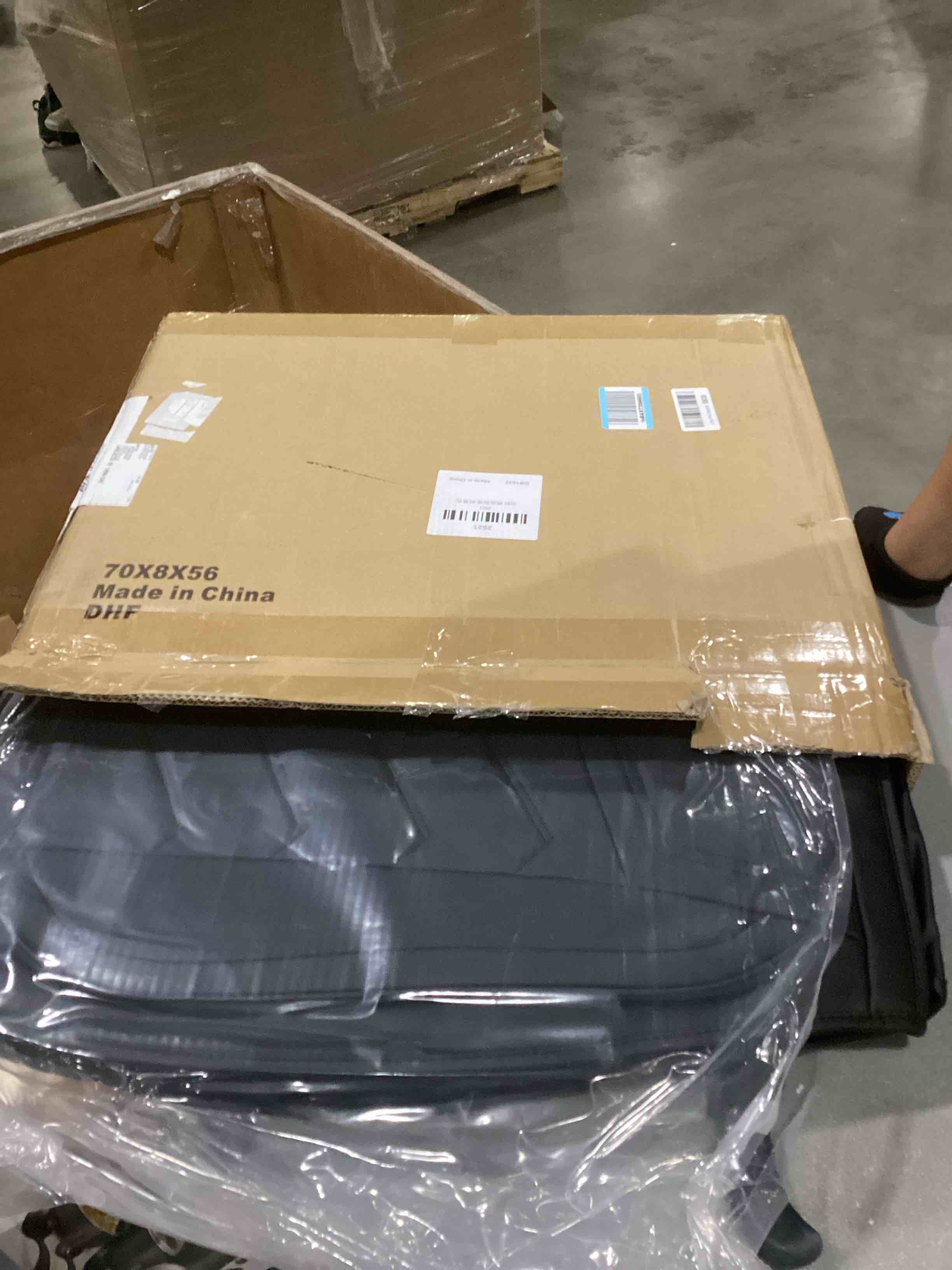 https://s3.amazonaws.com/lotting-images-prod/bidfta/PNK1300978_1741268204975.jpeg