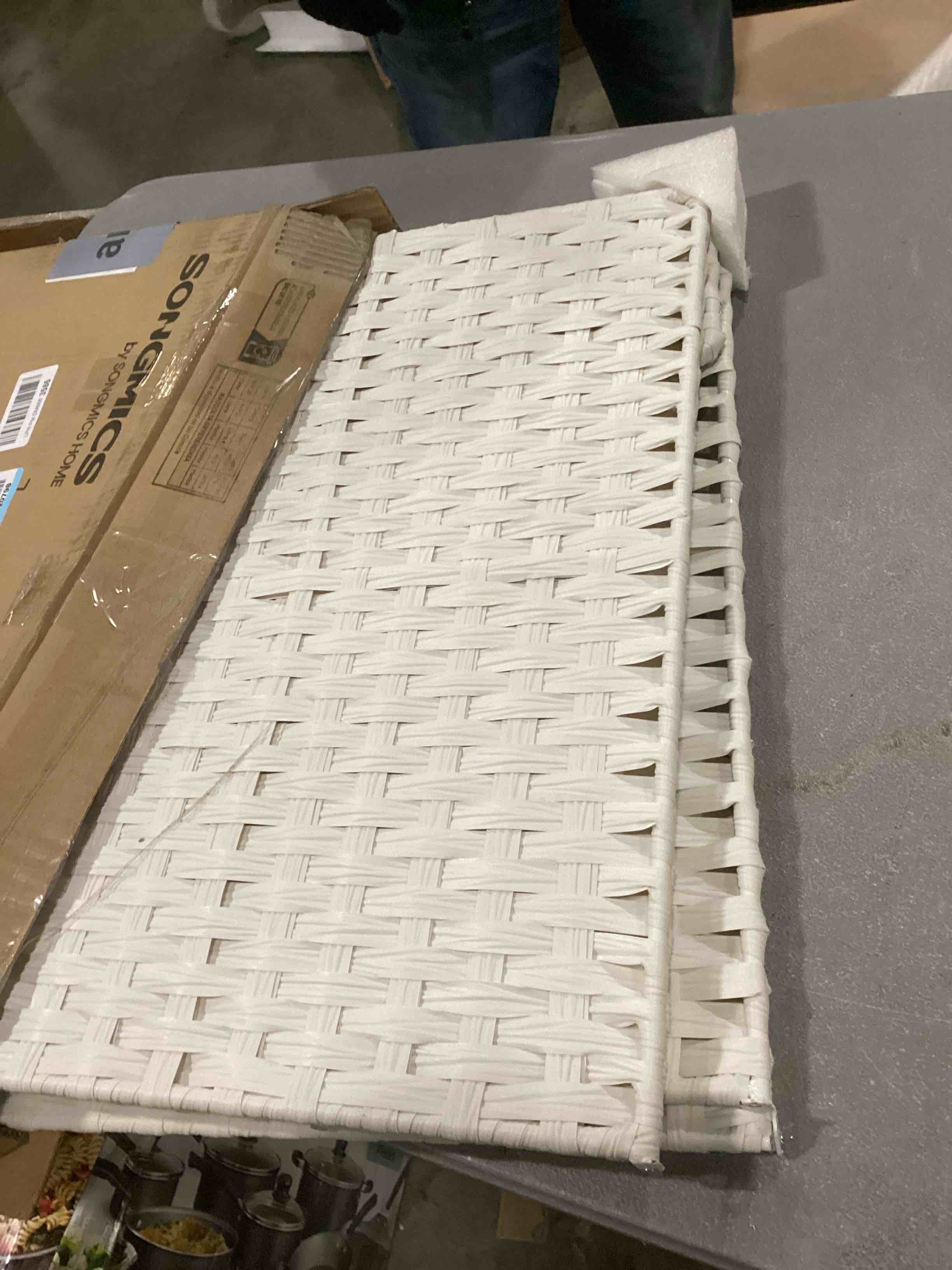 https://s3.amazonaws.com/lotting-images-prod/bidfta/PNK1301014_1741272848675.jpeg