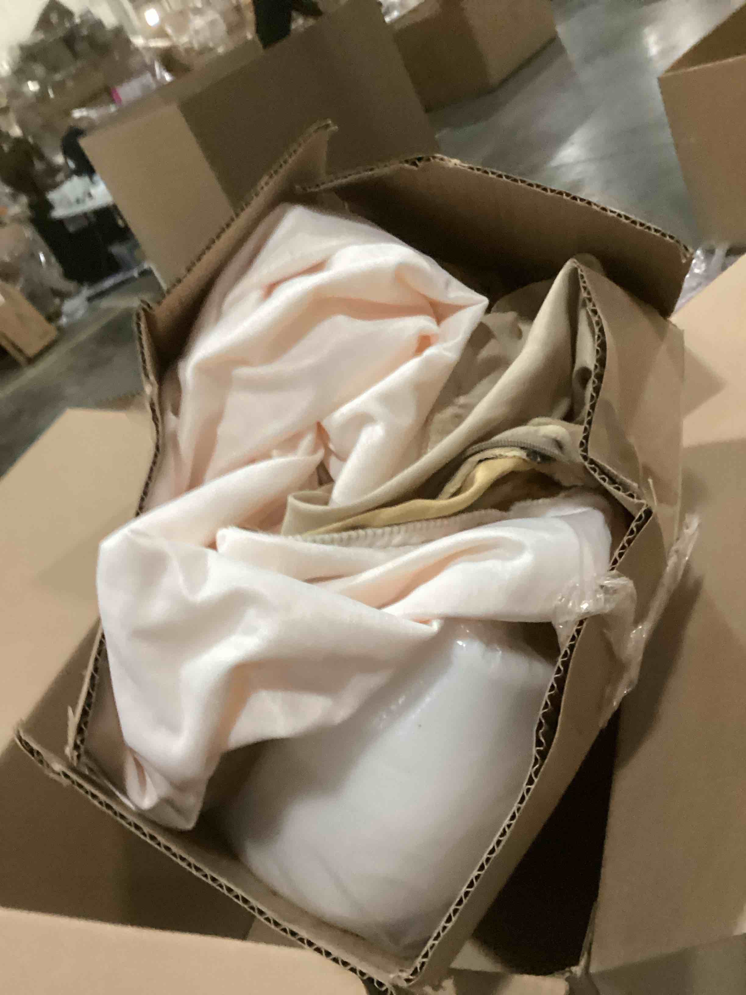 https://s3.amazonaws.com/lotting-images-prod/bidfta/PNK1301332_1741611371097.jpeg