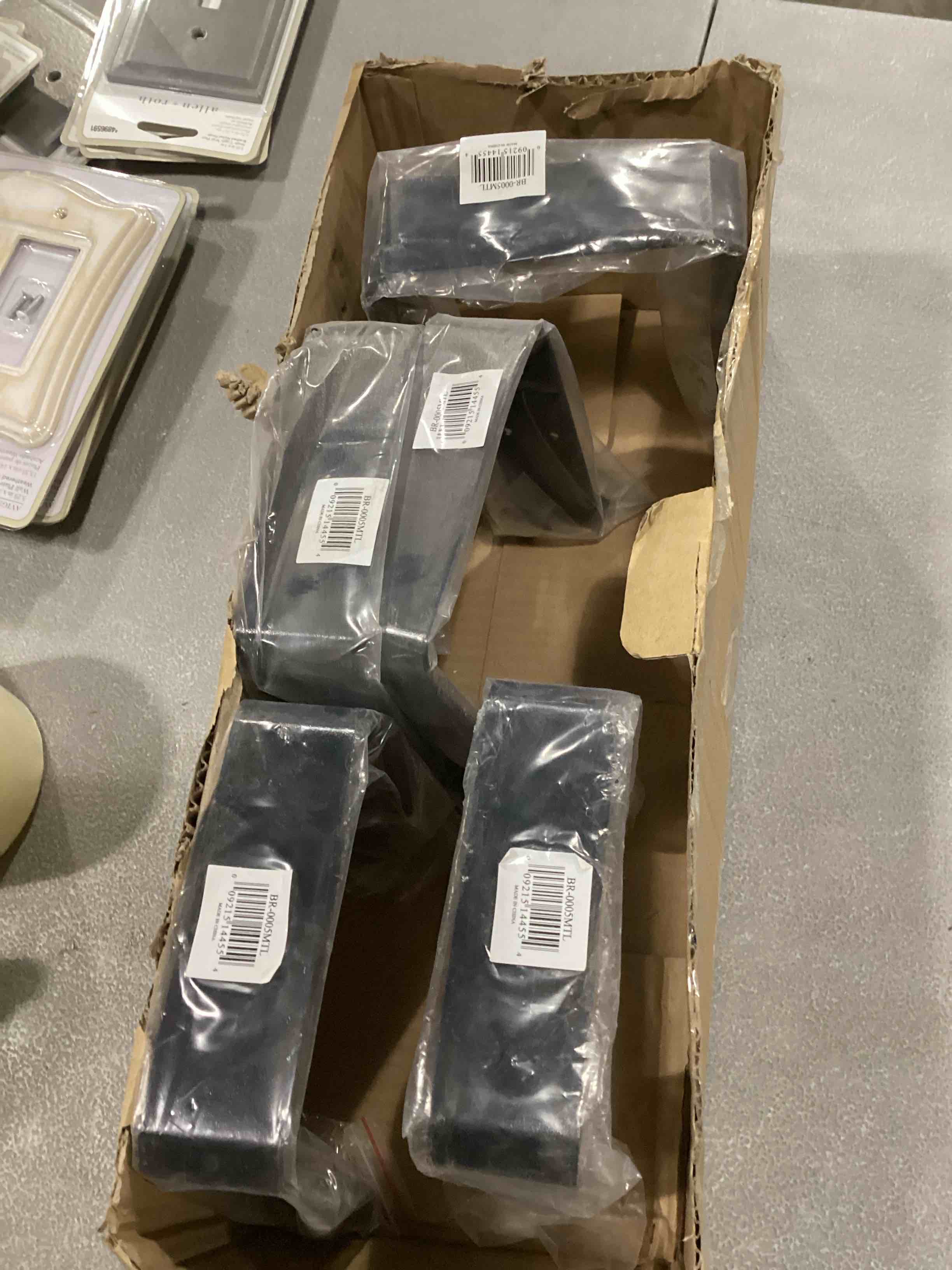 https://s3.amazonaws.com/lotting-images-prod/bidfta/PNK1302057_1741951207329.jpeg
