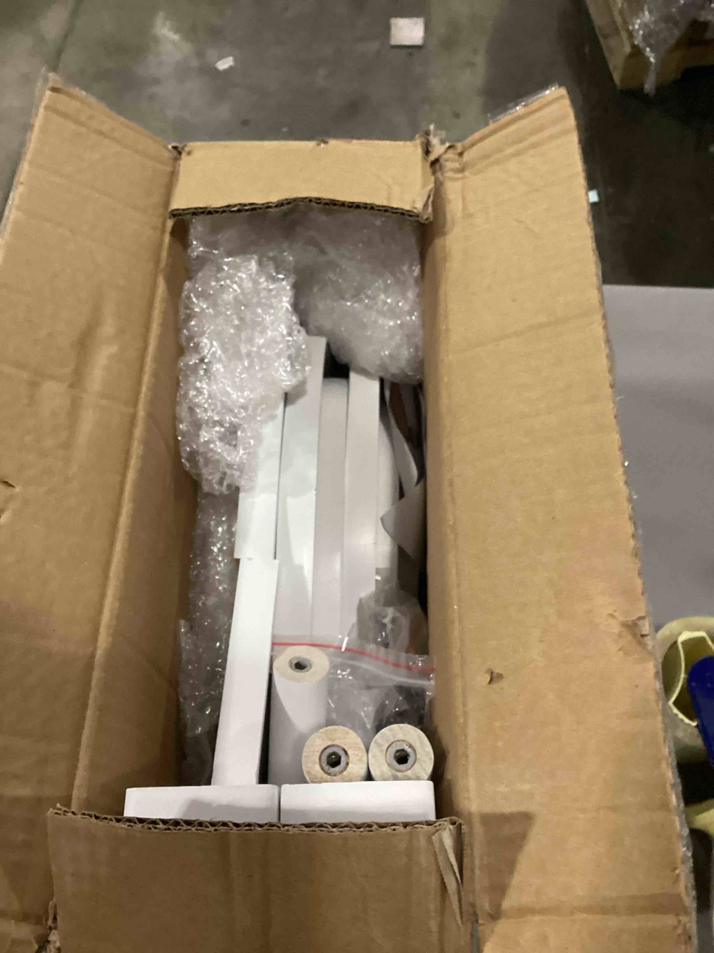 https://s3.amazonaws.com/lotting-images-prod/bidfta/PNK1302679_1742579644609.jpeg