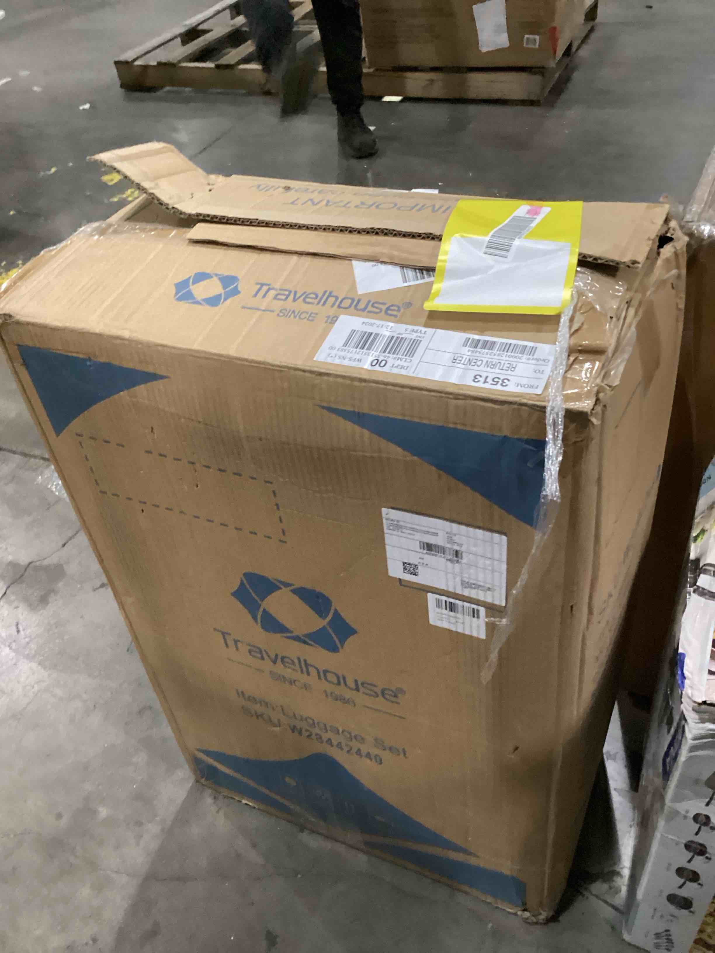 https://s3.amazonaws.com/lotting-images-prod/bidfta/PNK1302890_1742922109082.jpeg