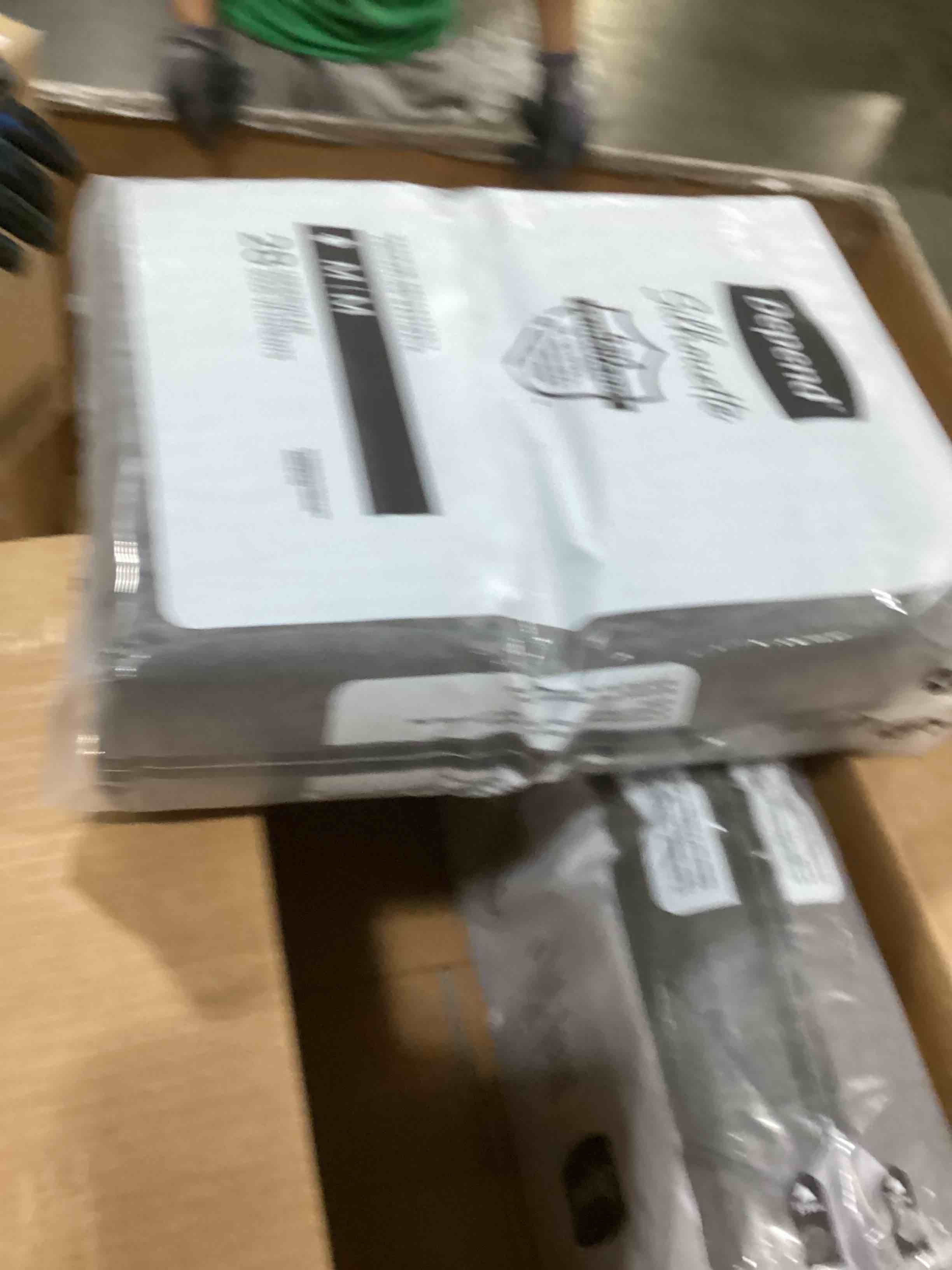 https://s3.amazonaws.com/lotting-images-prod/bidfta/PNK1309334_1743187024200.jpeg