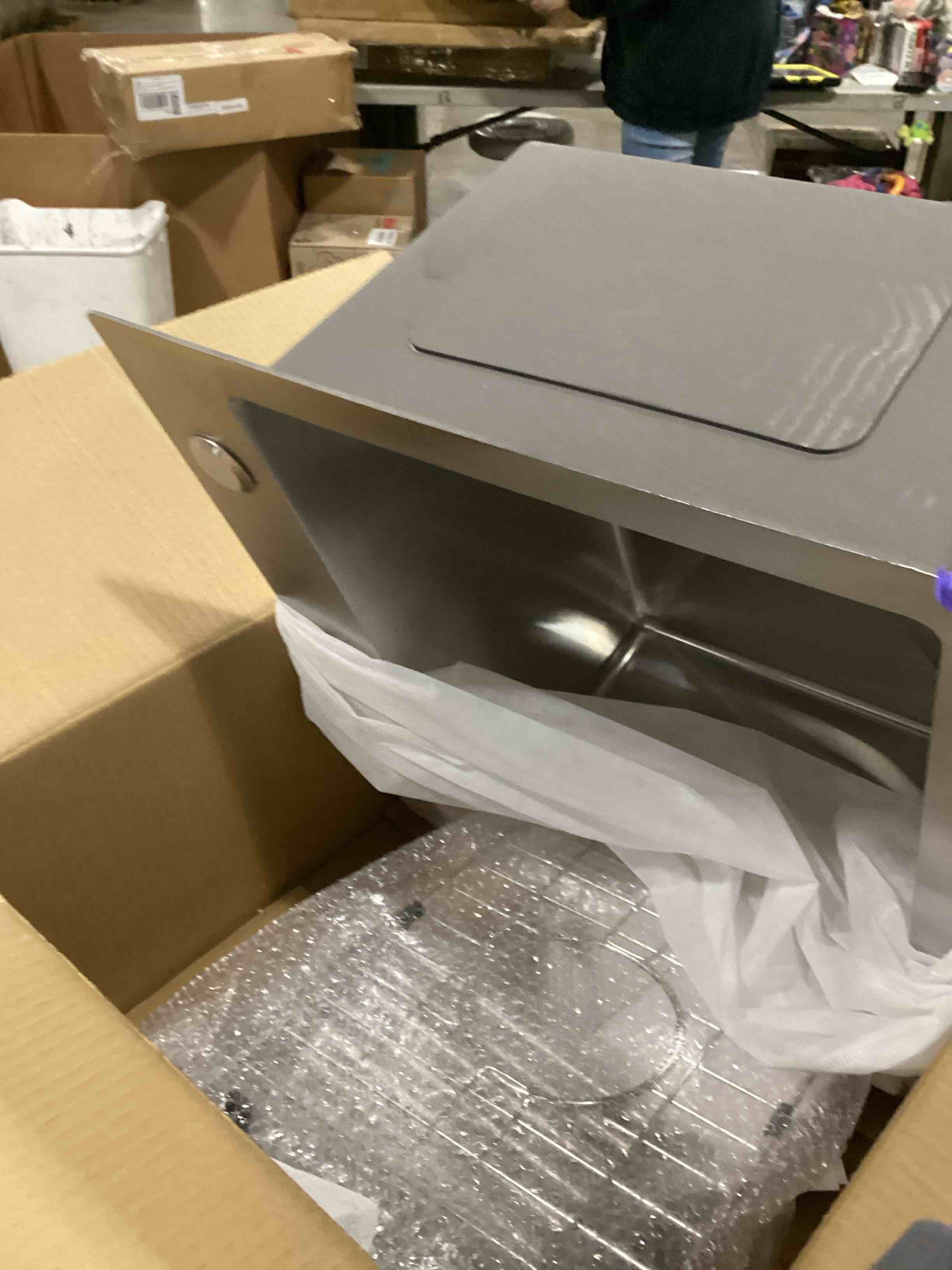 https://s3.amazonaws.com/lotting-images-prod/bidfta/PNK1309791_1743600169999.jpeg