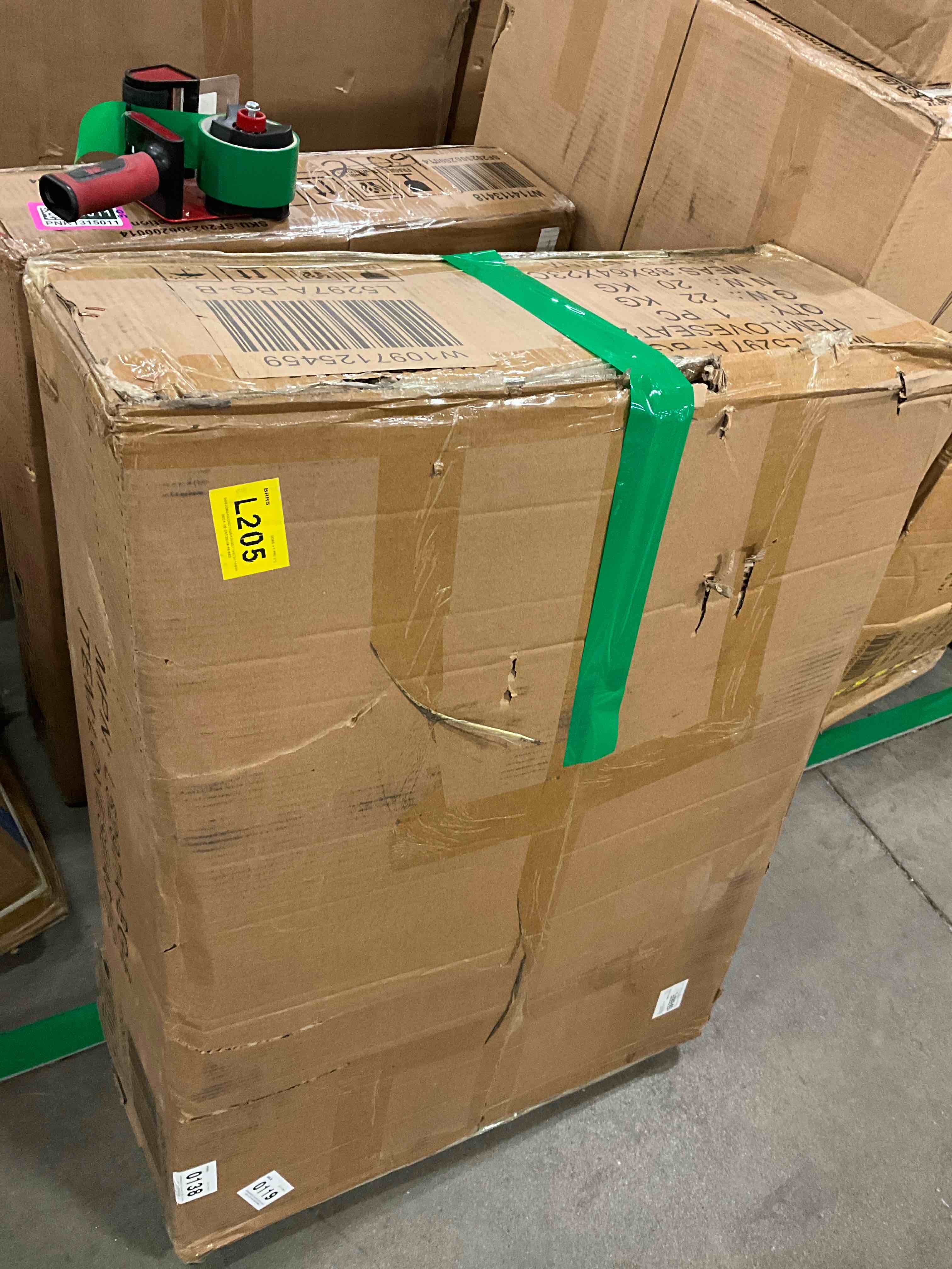 https://s3.amazonaws.com/lotting-images-prod/bidfta/PNK1315027_1736351374629.jpeg