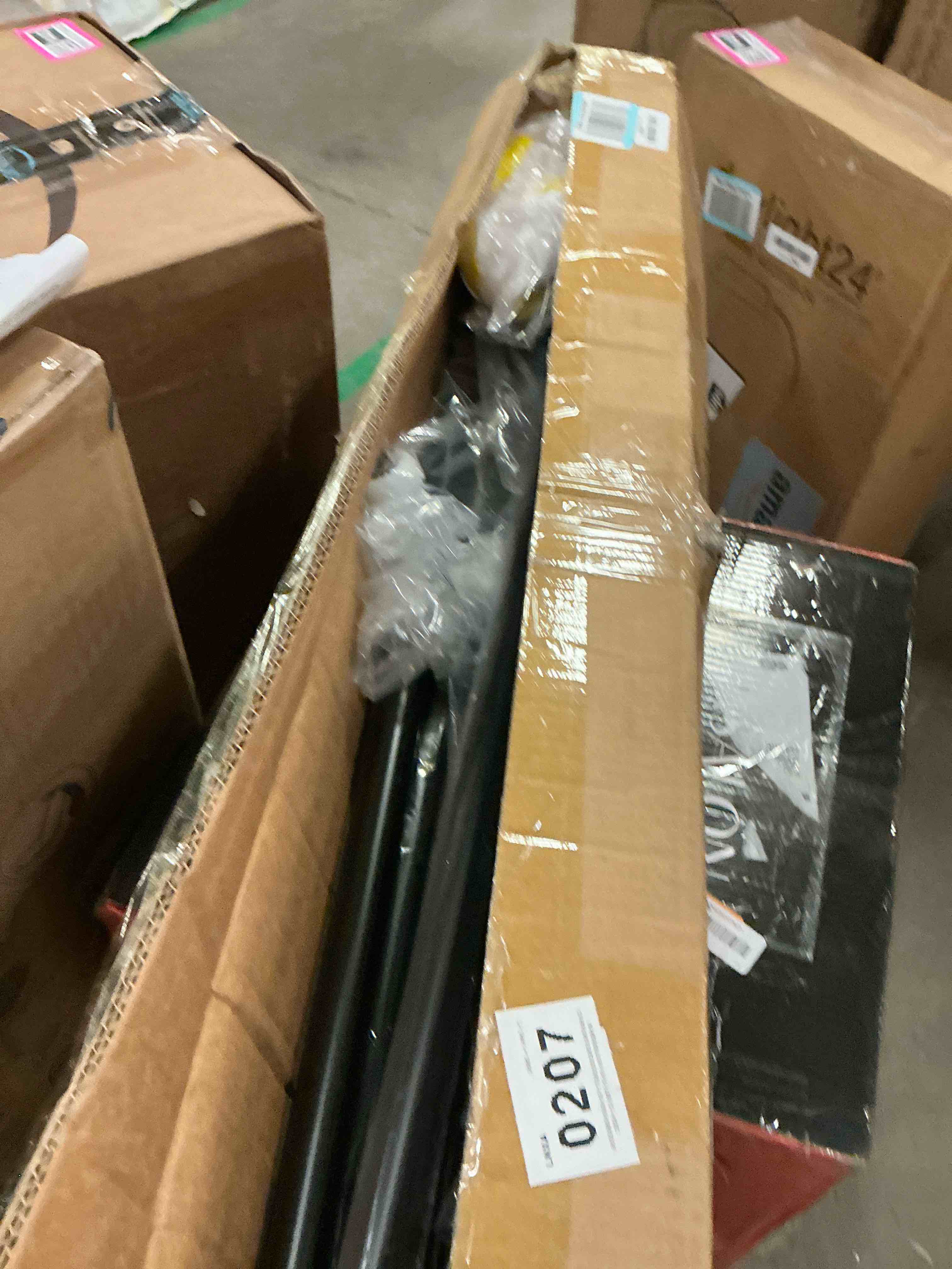 https://s3.amazonaws.com/lotting-images-prod/bidfta/PNK1321451_1739894018393.jpeg