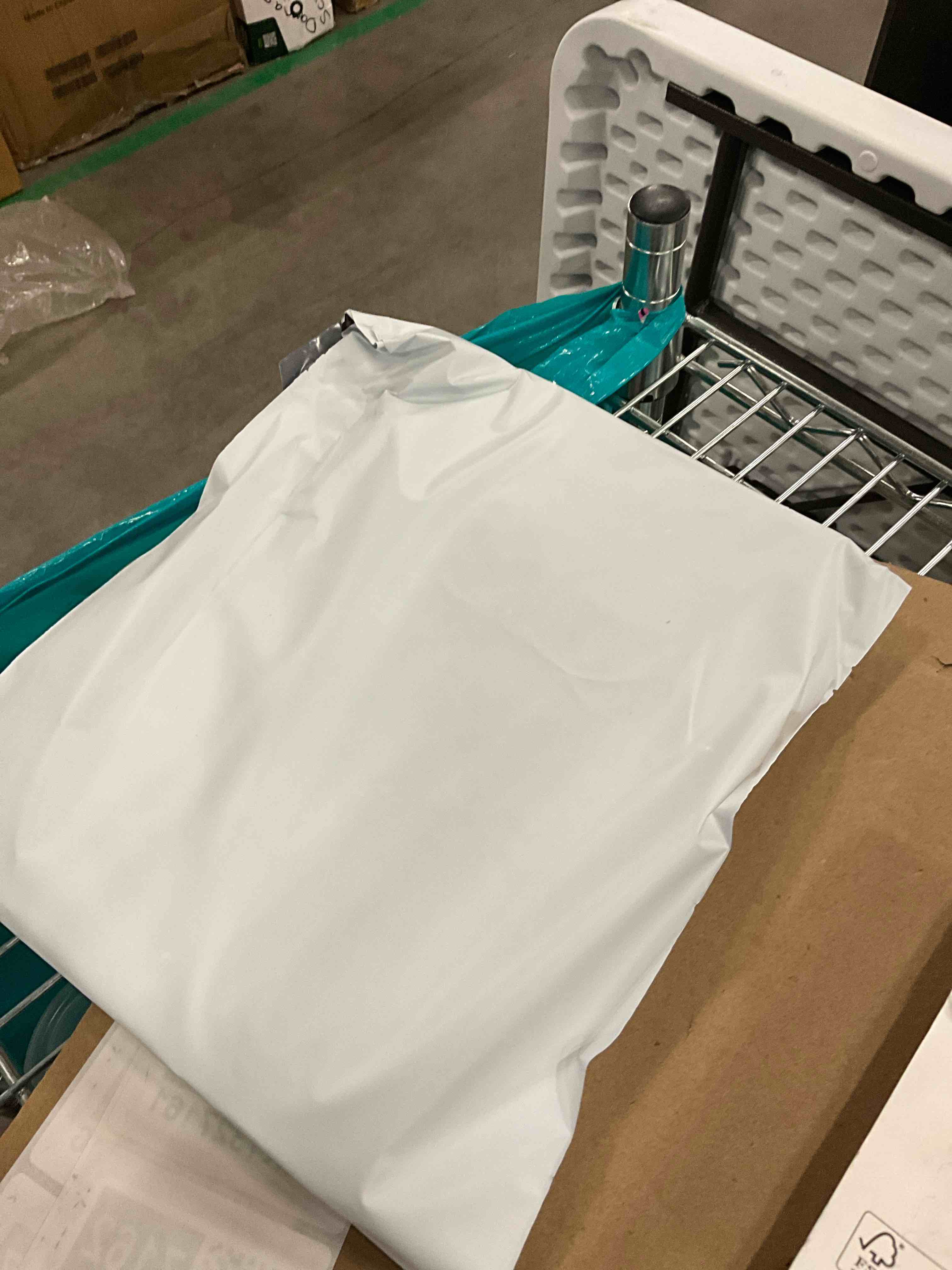 https://s3.amazonaws.com/lotting-images-prod/bidfta/PNK1327170_1740766514708.jpeg