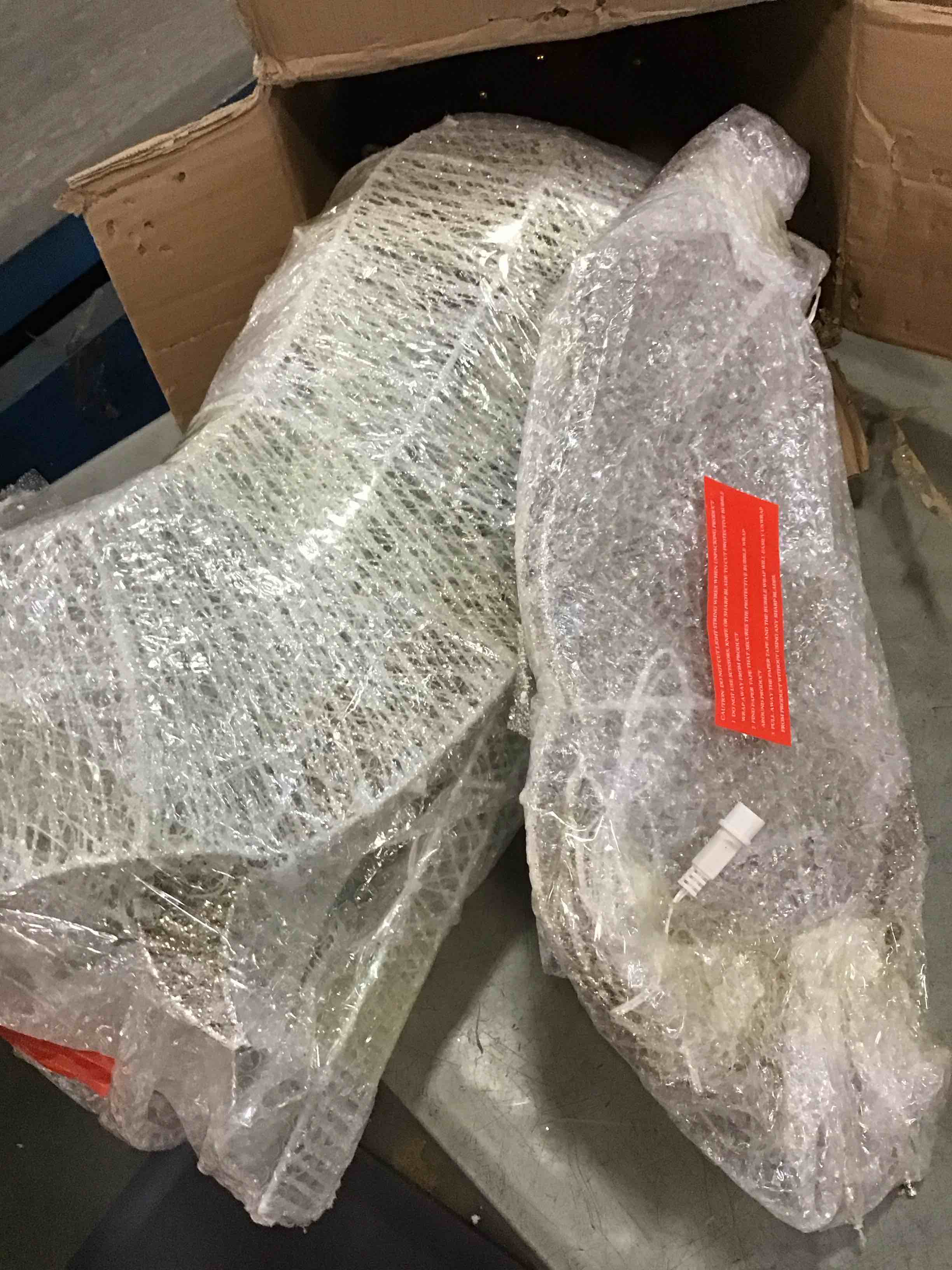 https://s3.amazonaws.com/lotting-images-prod/bidfta/PNK1337989_1735584922796.jpeg