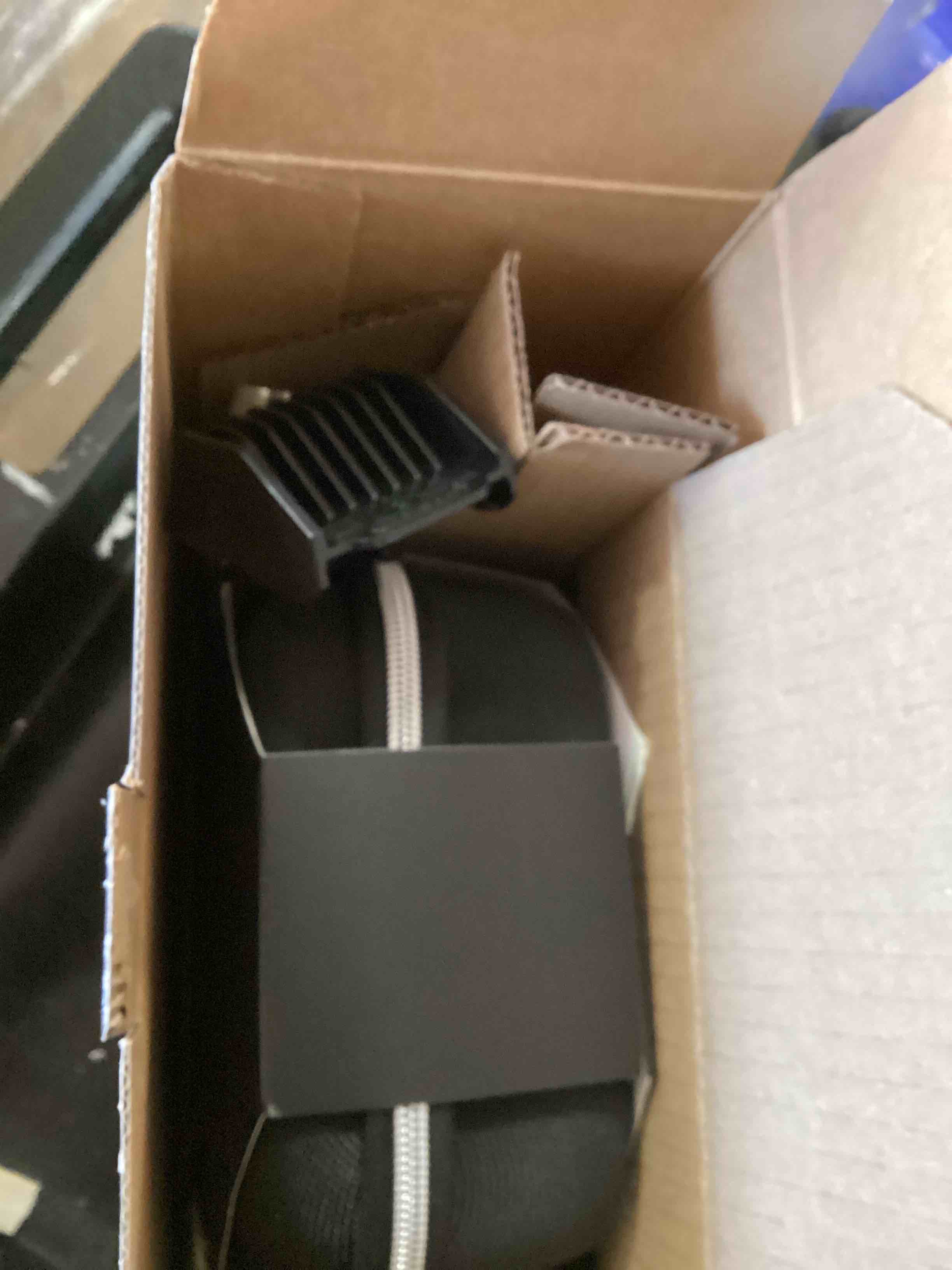https://s3.amazonaws.com/lotting-images-prod/bidfta/PNK1347621_1737390852646.jpeg