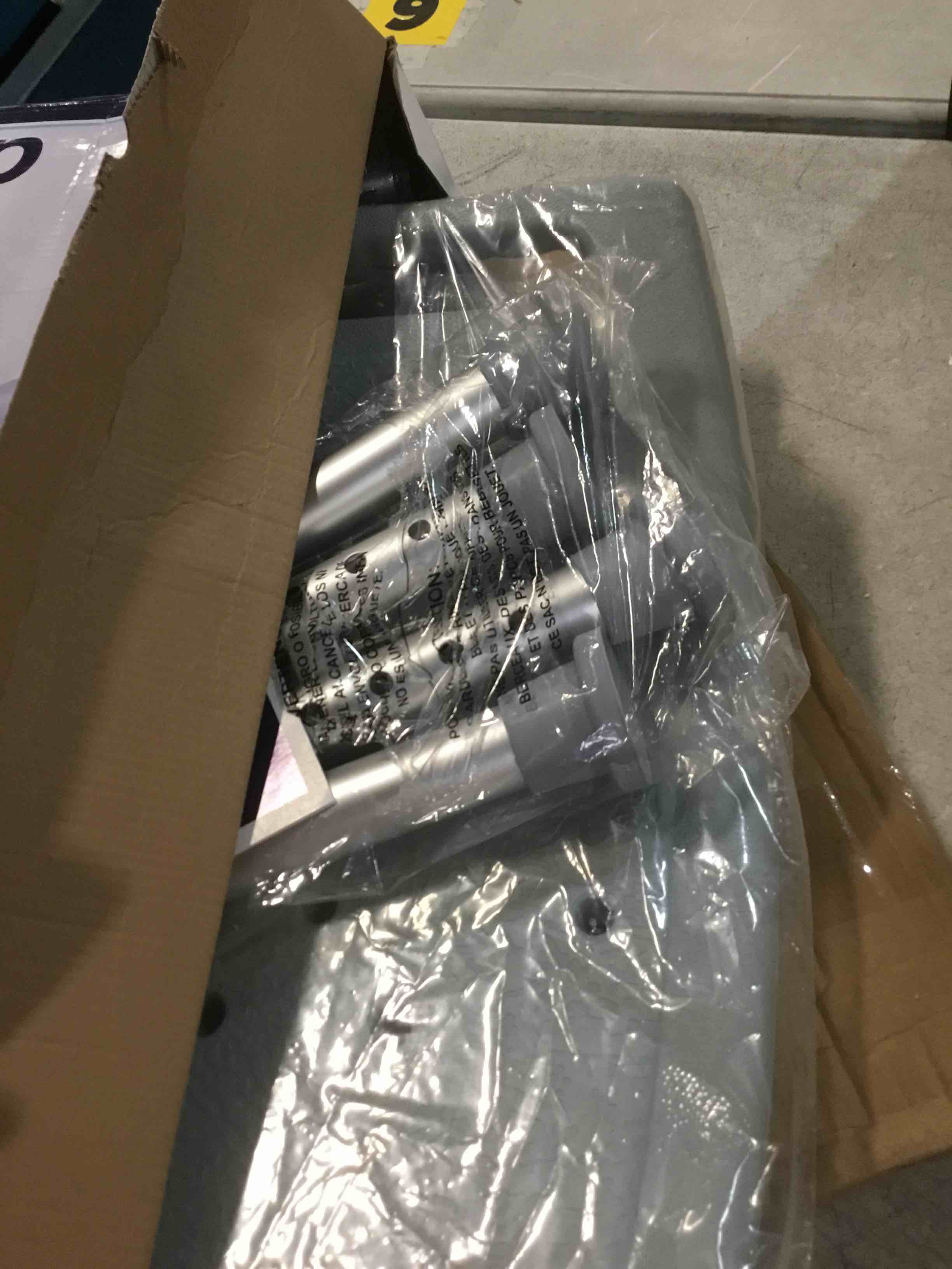 https://s3.amazonaws.com/lotting-images-prod/bidfta/PNK1368086_1733247221916.jpeg