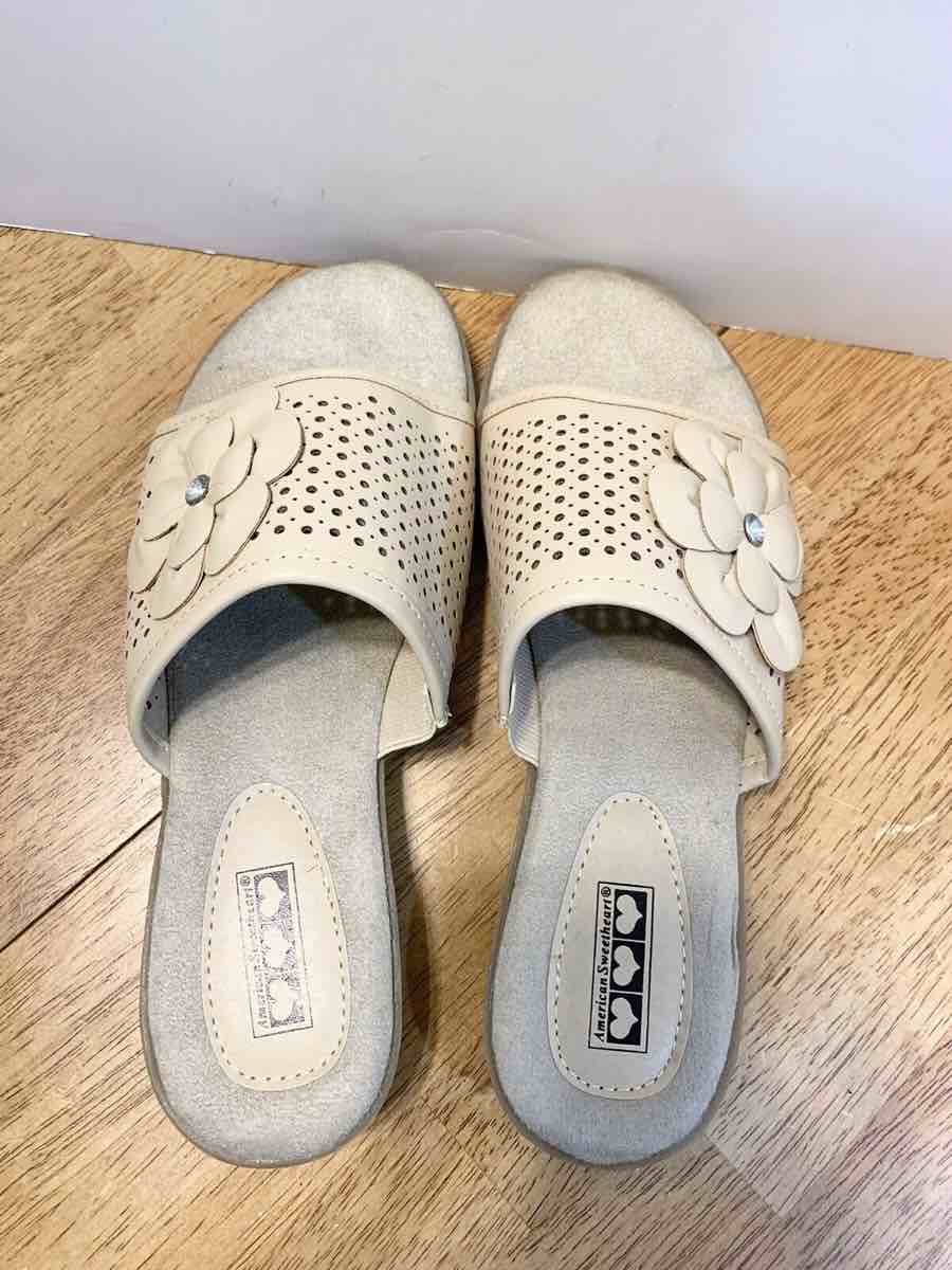 American Sweetheart Women’s Sandals Tan Beige Slip On, Size 7 M-Cute!