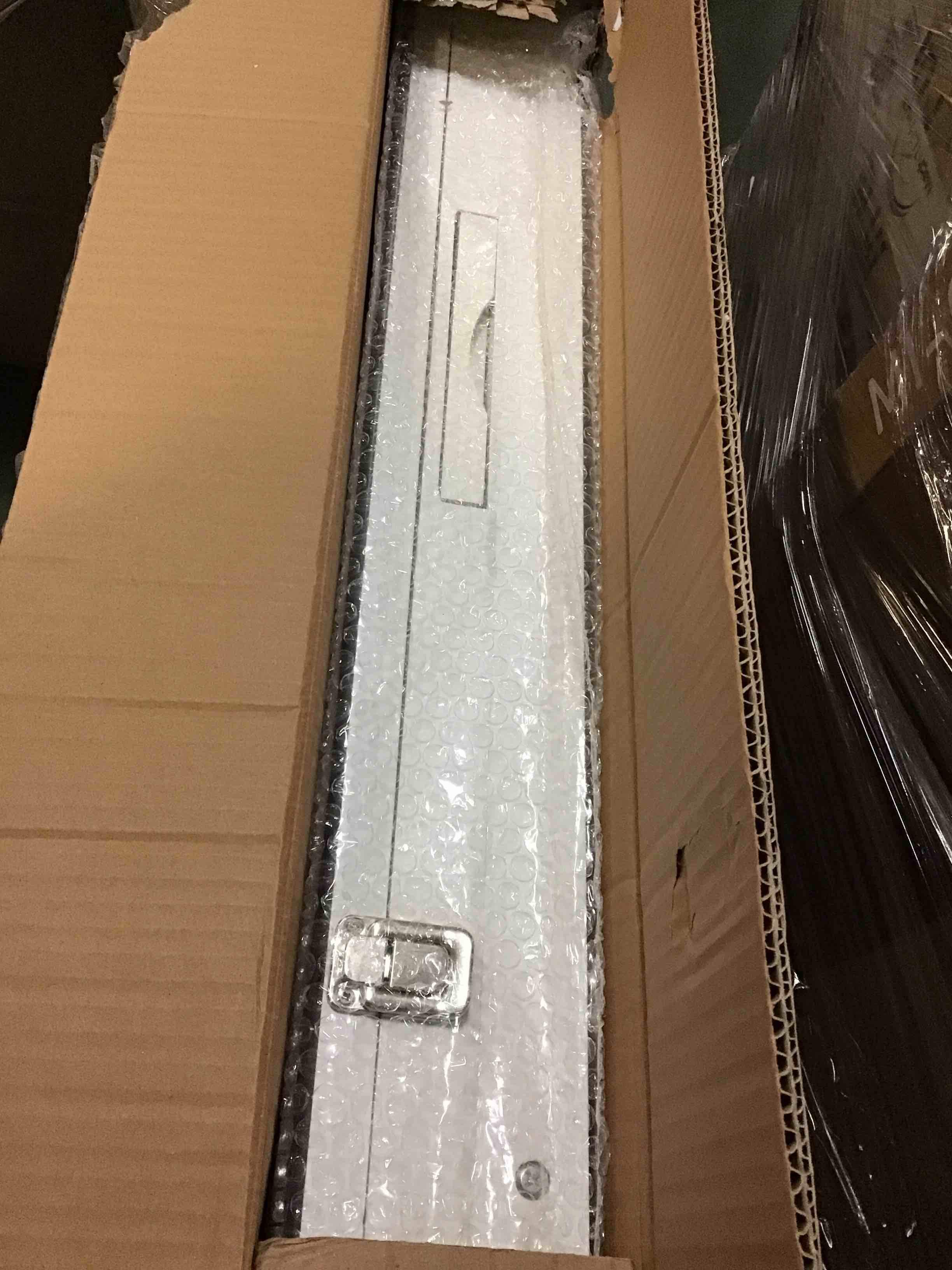 https://s3.amazonaws.com/lotting-images-prod/bidfta/PNK1377806_1735012148953.jpeg