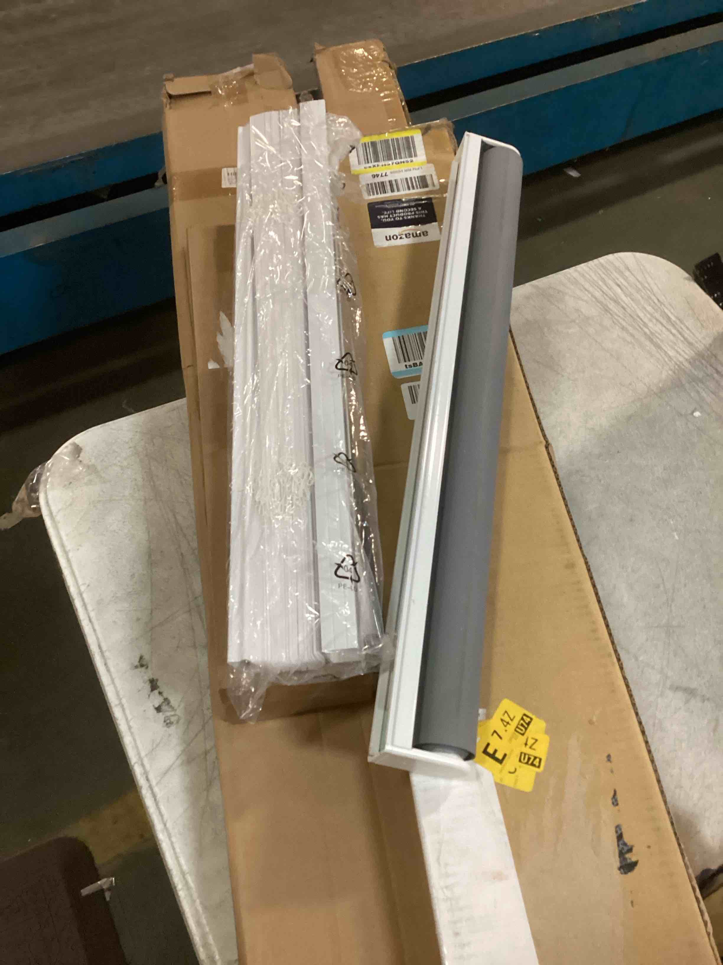 Assorted of  Products for the Maintenance or Decoration of the Home (it can include a variety of sizes and models)