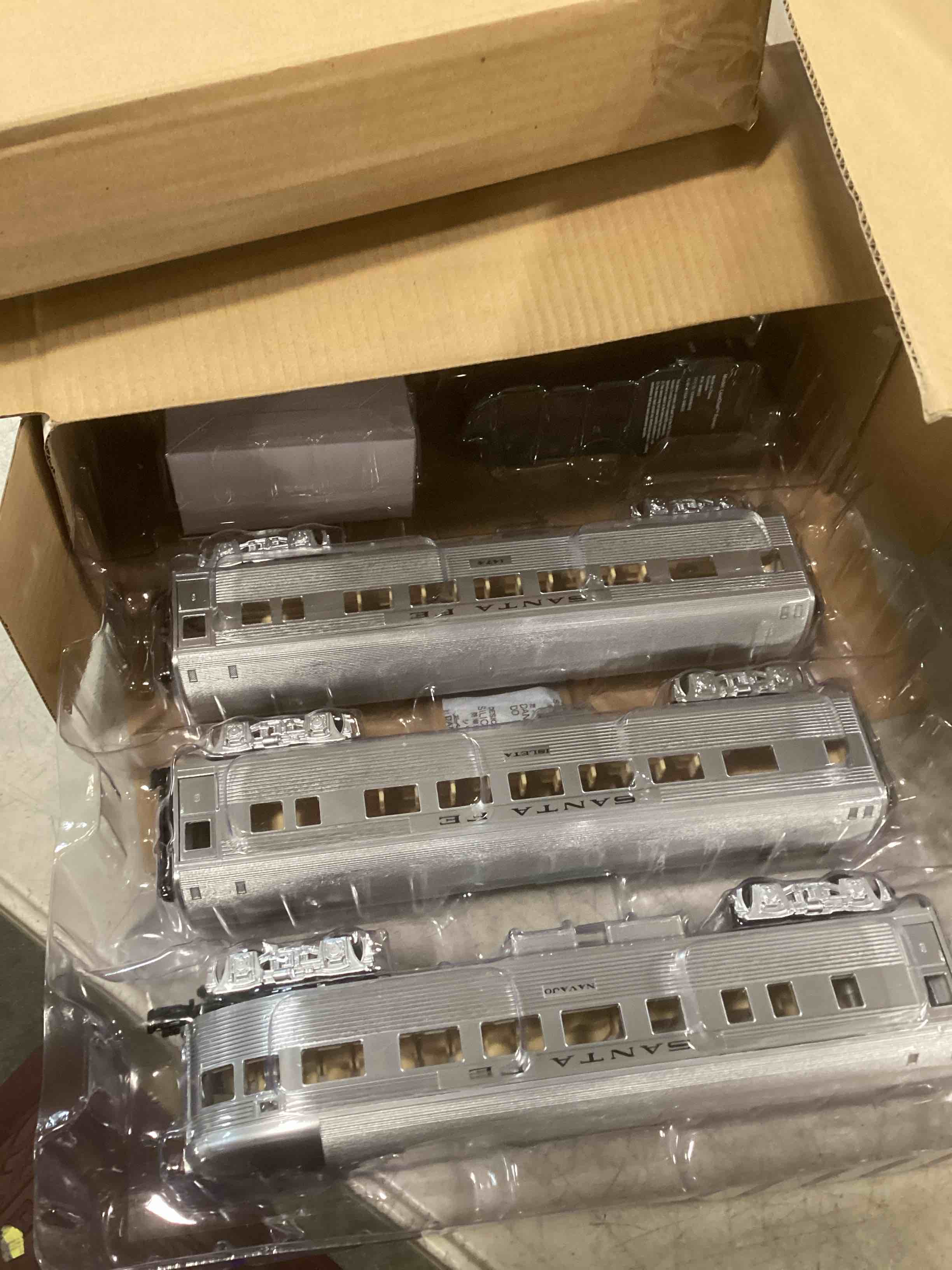https://s3.amazonaws.com/lotting-images-prod/bidfta/PNK1379411_1733759636150.jpeg