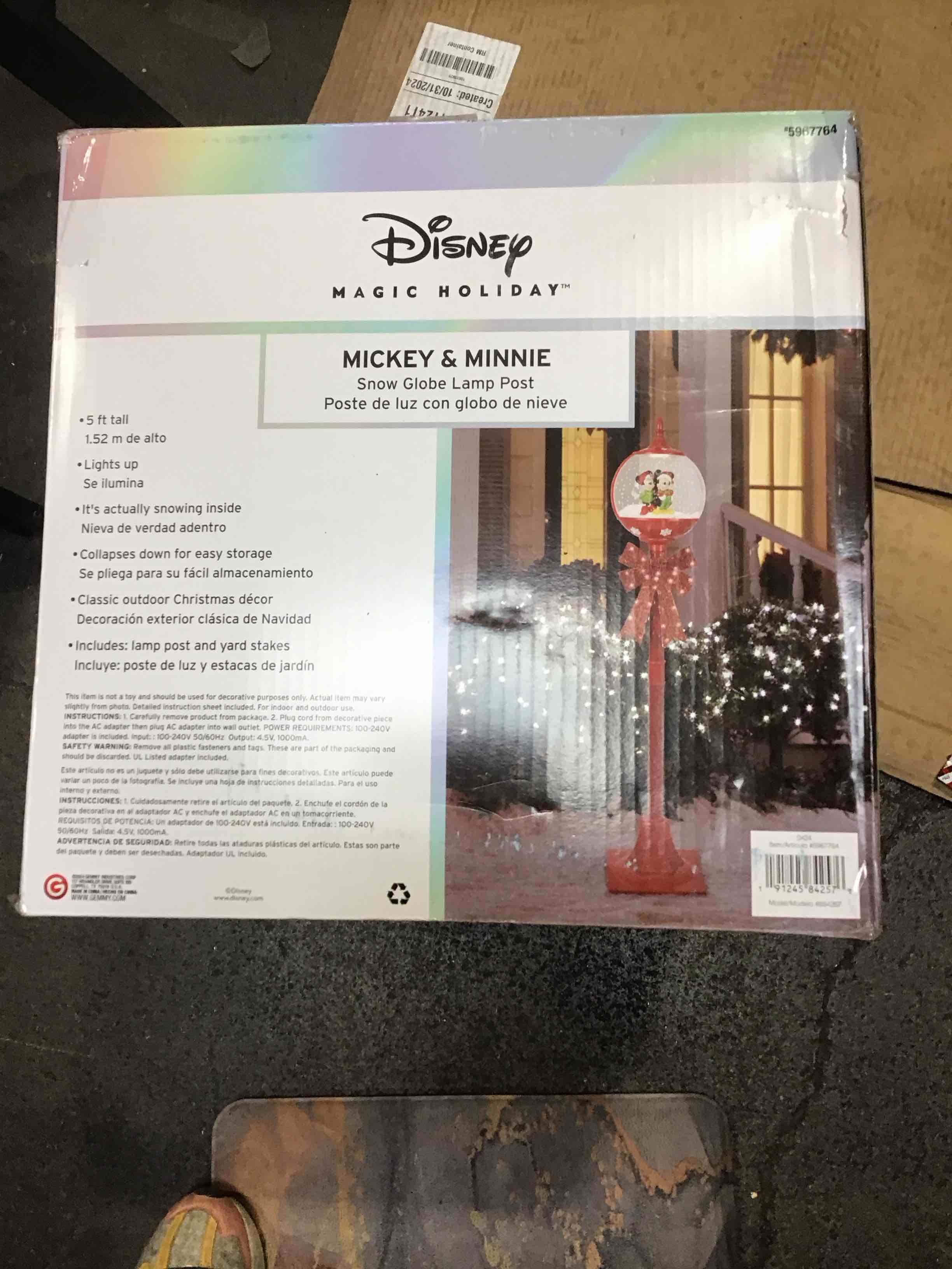 Disney magic holiday Mickey & Minnie snow globe lamp post