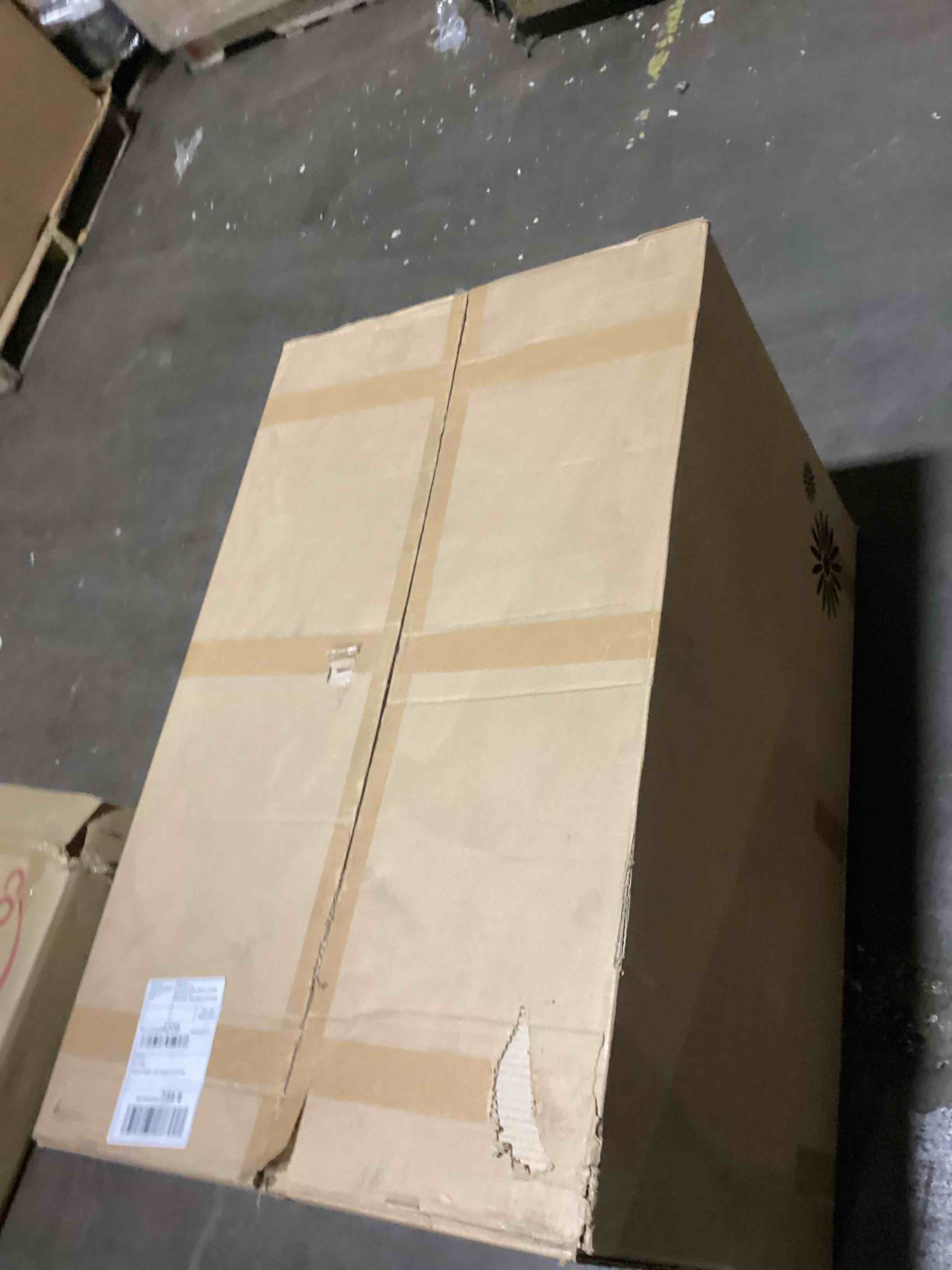 https://s3.amazonaws.com/lotting-images-prod/bidfta/PNK1400265_1733841995102.jpeg
