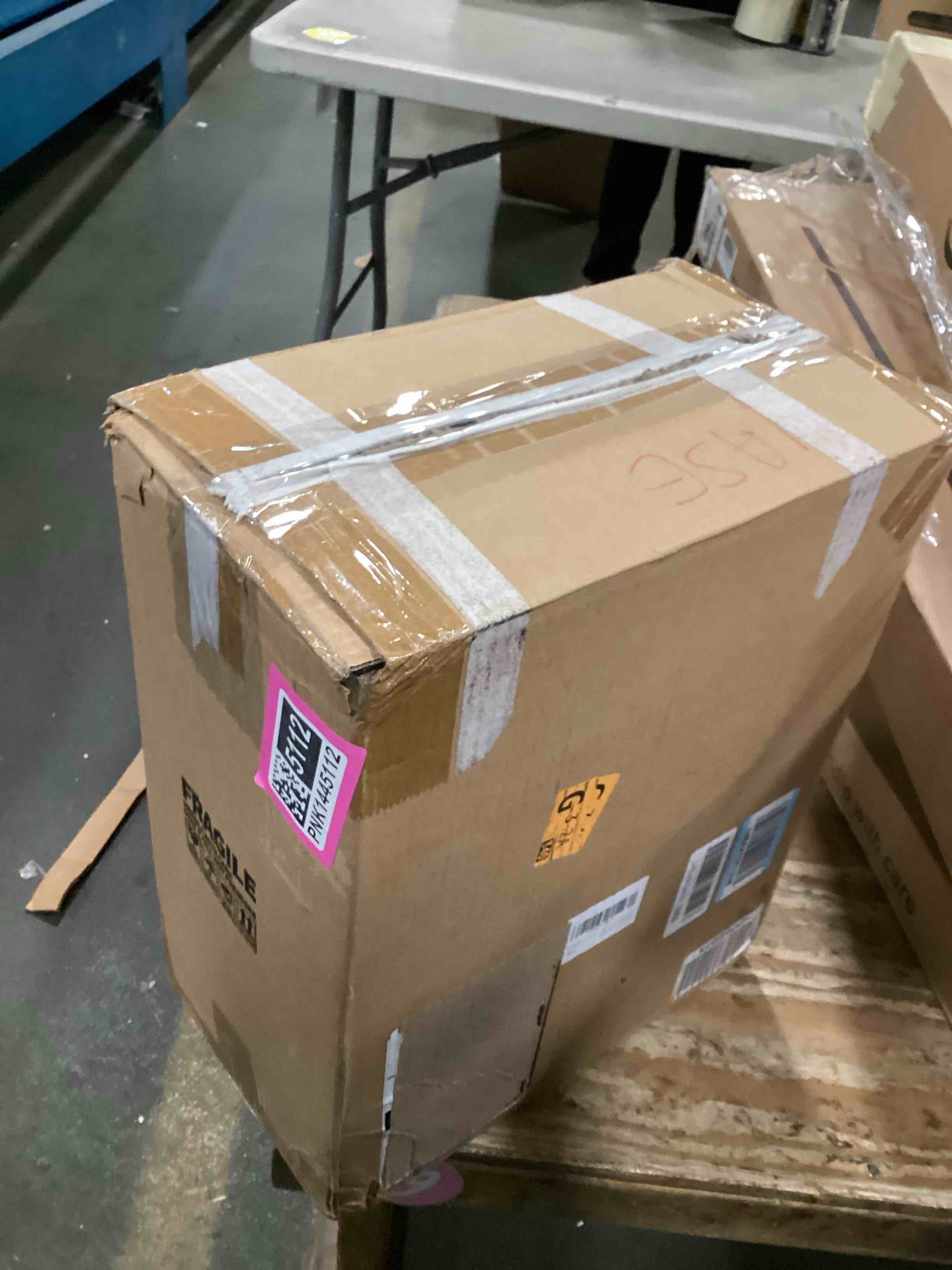 https://s3.amazonaws.com/lotting-images-prod/bidfta/PNK1445112_1735564237665.jpeg